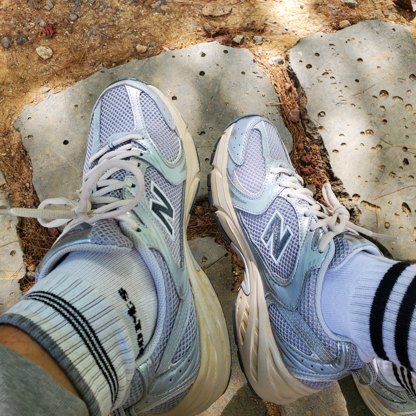 New Balance 530 Vintage Metallic Silver 착용 스타일 - 2