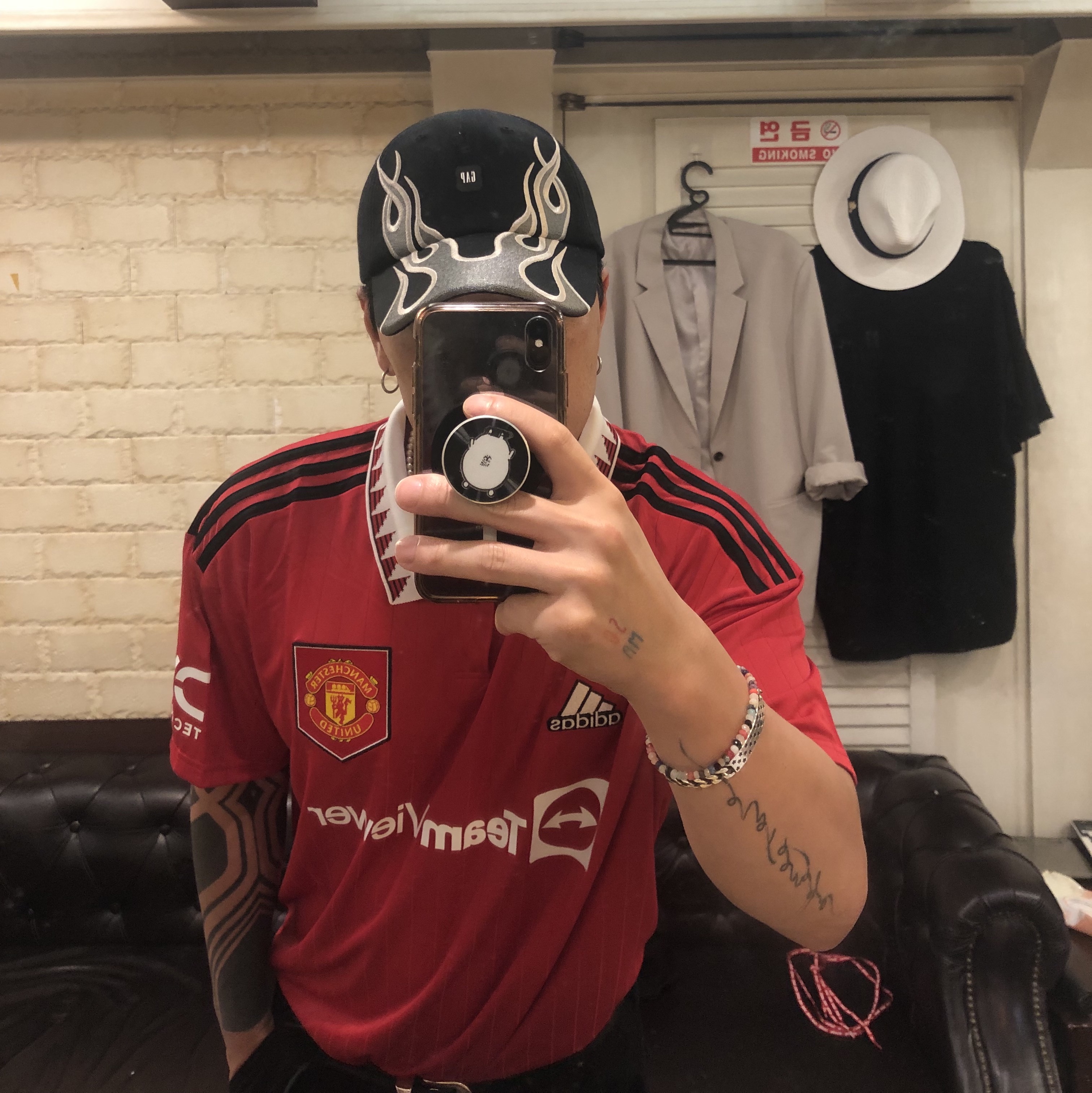 Adidas Manchester United 2022/23 Home Jersey Real Red - US Sizing (Non Marking Ver.), Yeezy Gap Engineered By Balenciaga Flame Cap Black 착용 스타일