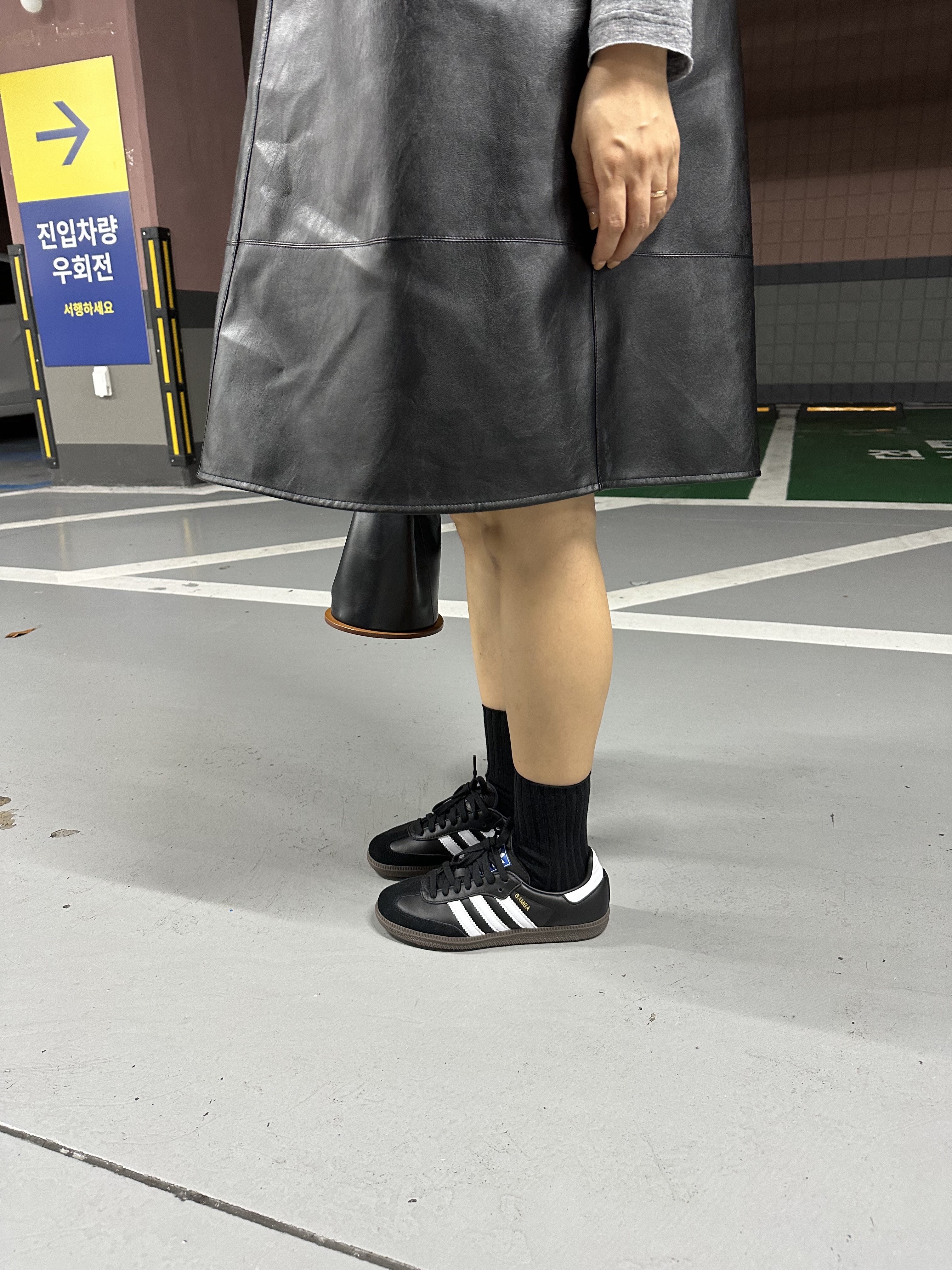 Adidas Samba OG Black White Gum 착용 스타일