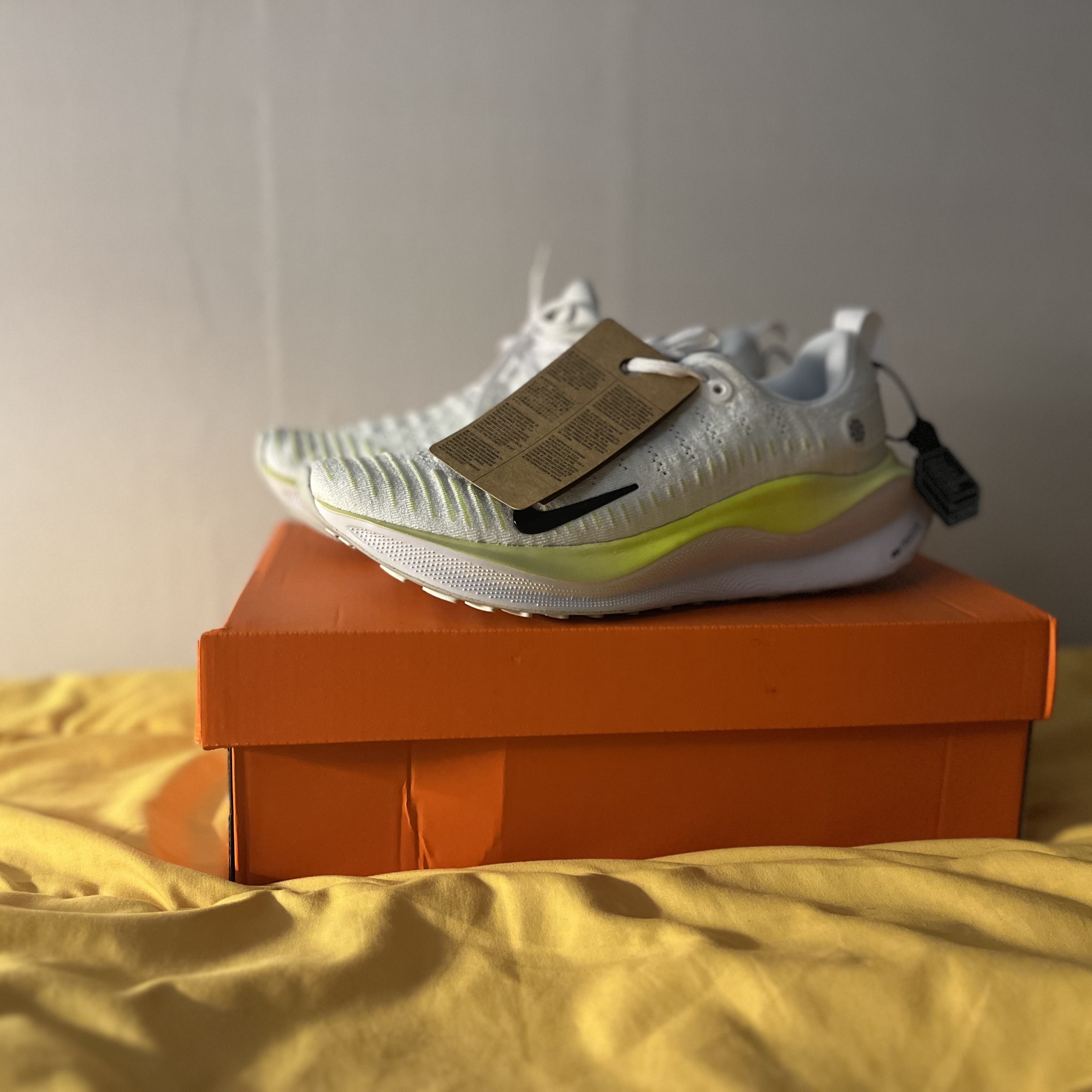 Nike ReactX Infinity Run 4 White Light Lemon Twist 착용 스타일 - 2