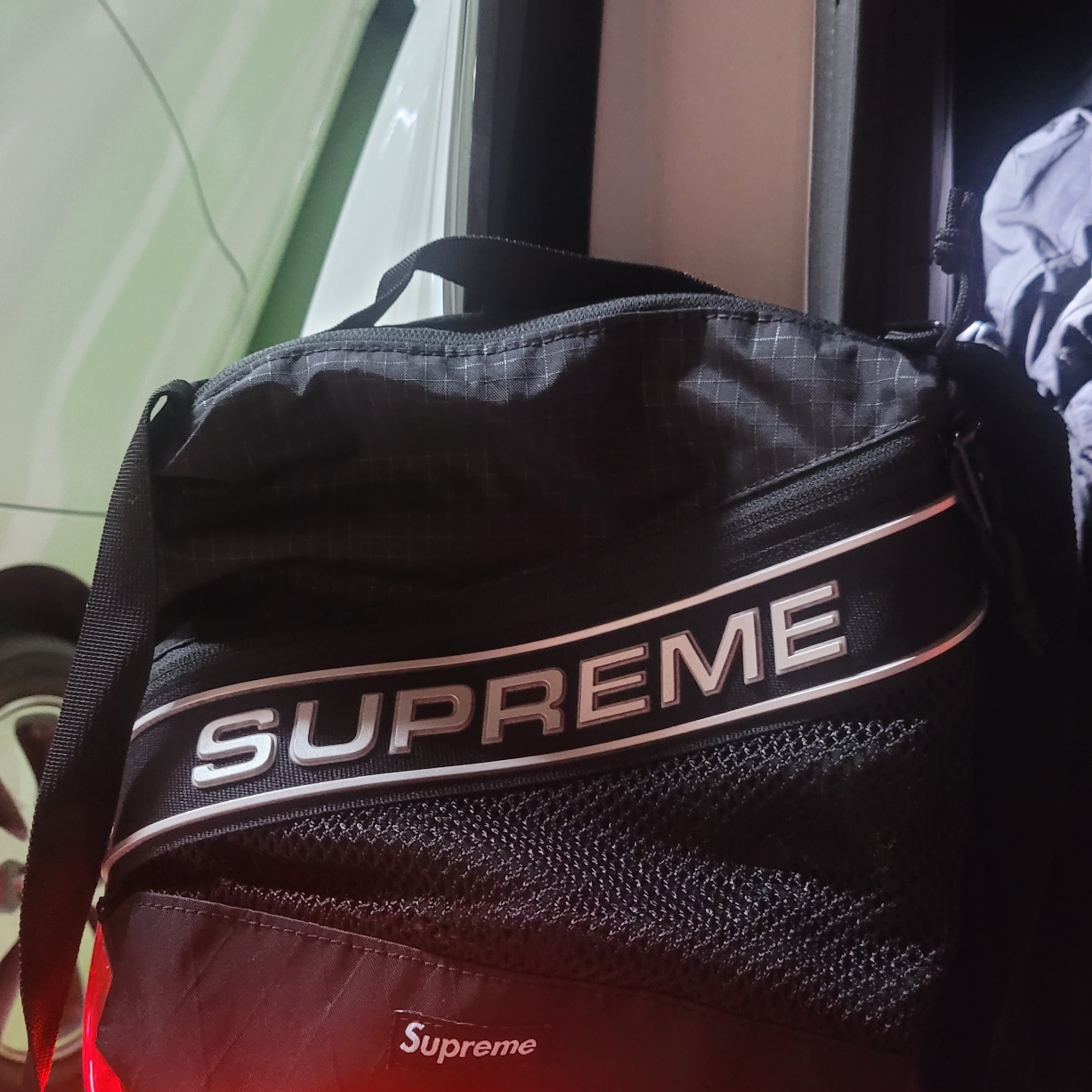 Supreme Shoulder Bag Black - 23FW 착용 스타일