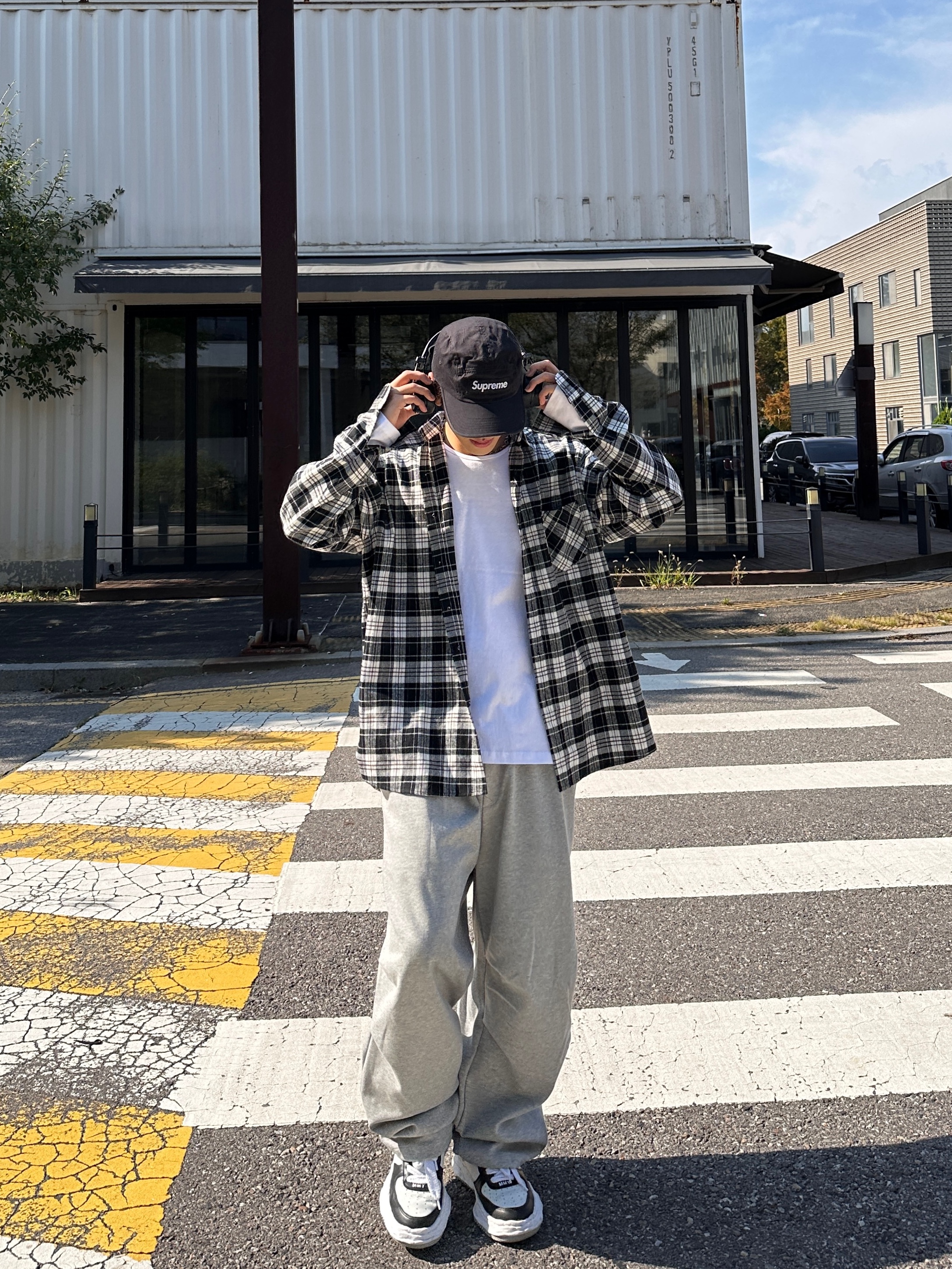 Maison Mihara Yasuhiro Wayne OG Sole Leather Low-top Sneakers Black White, Supreme Washed Chino Twill Camp Cap Black 착용 스타일 - 2