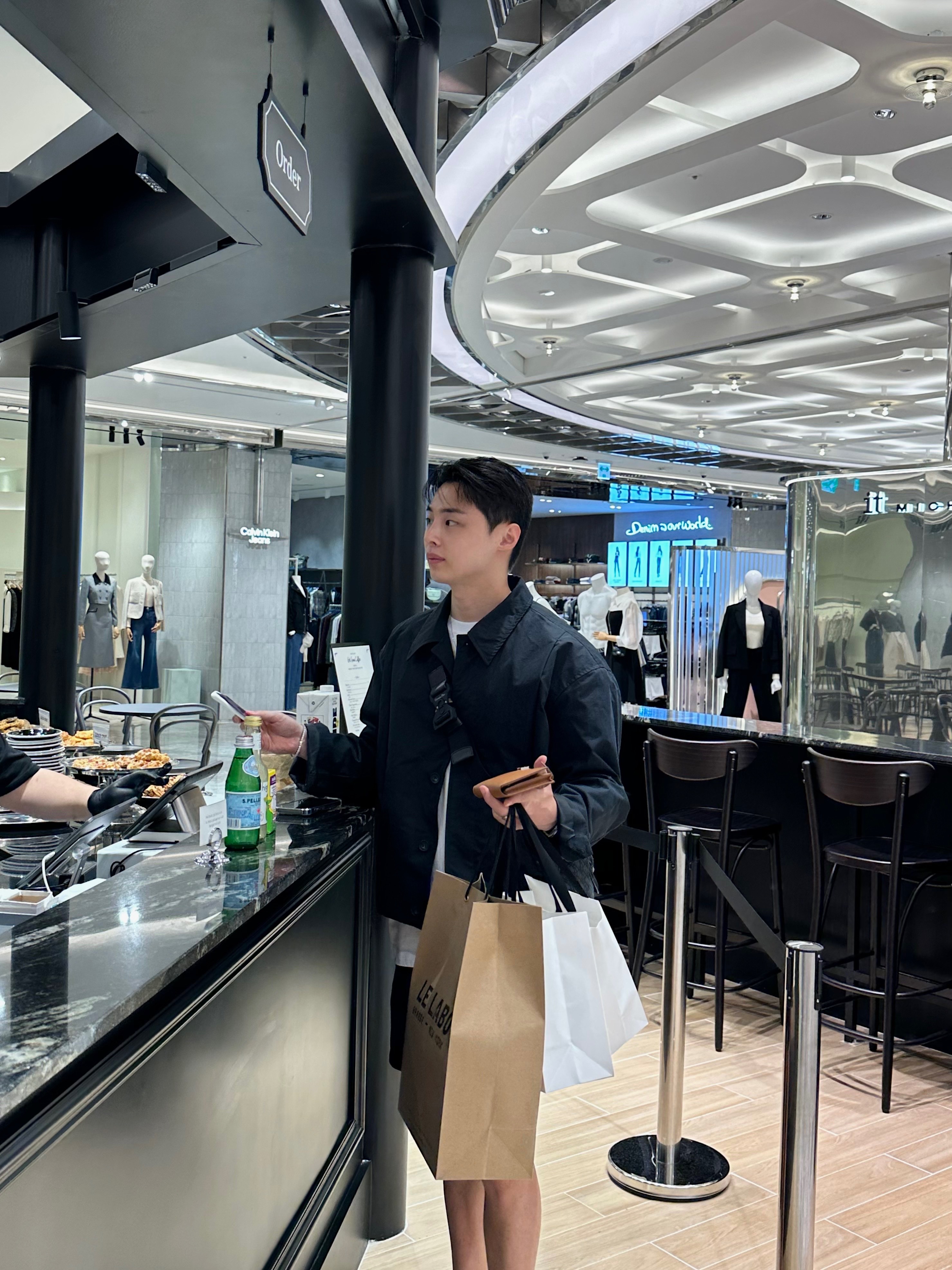 Dior Saddle Bag Black Dior Oblique Jacquard, (W) Jordan 1 x Travis Scott Retro Low OG SP Medium Olive 착용 스타일 - 4