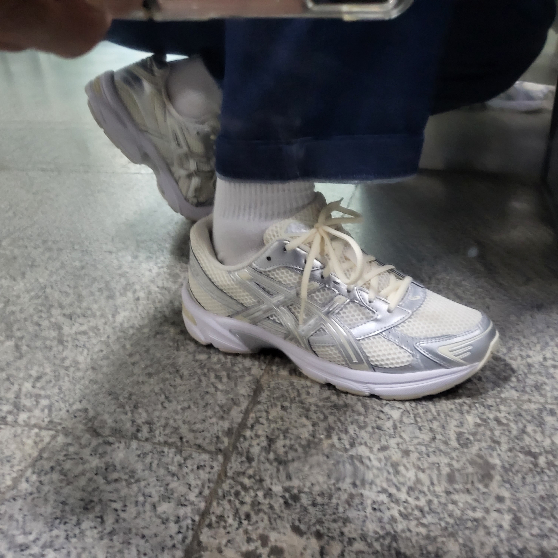 (W) Asics Gel-1130 Cream Pure Silver 착용 스타일 - 3