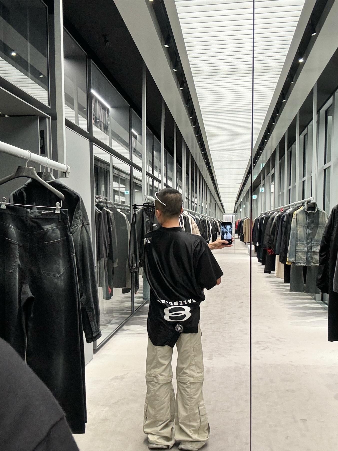 Balenciaga Flared Cargo Pants Beige, Balenciaga Skin Cat Sunglasses Silver 착용 스타일 - 5