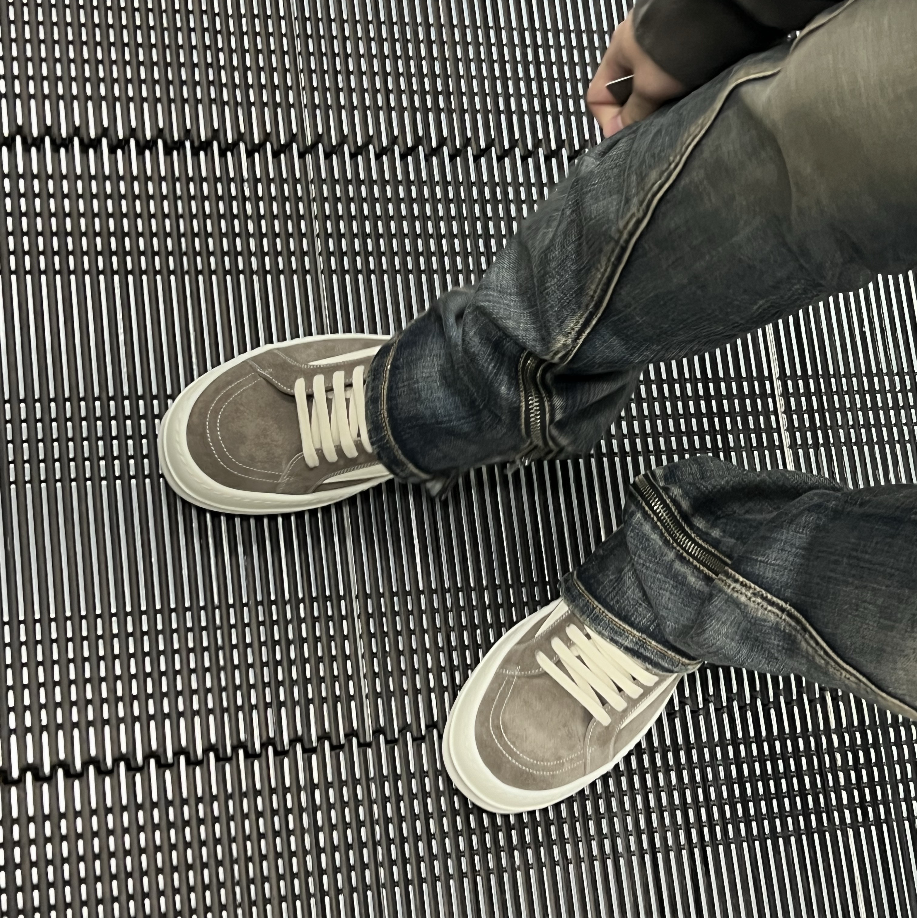 Rick Owens Suede Vintage Sneakers Dust, Stussy x Rick Owens 40 WT T-Shirt 착용 스타일 - 3