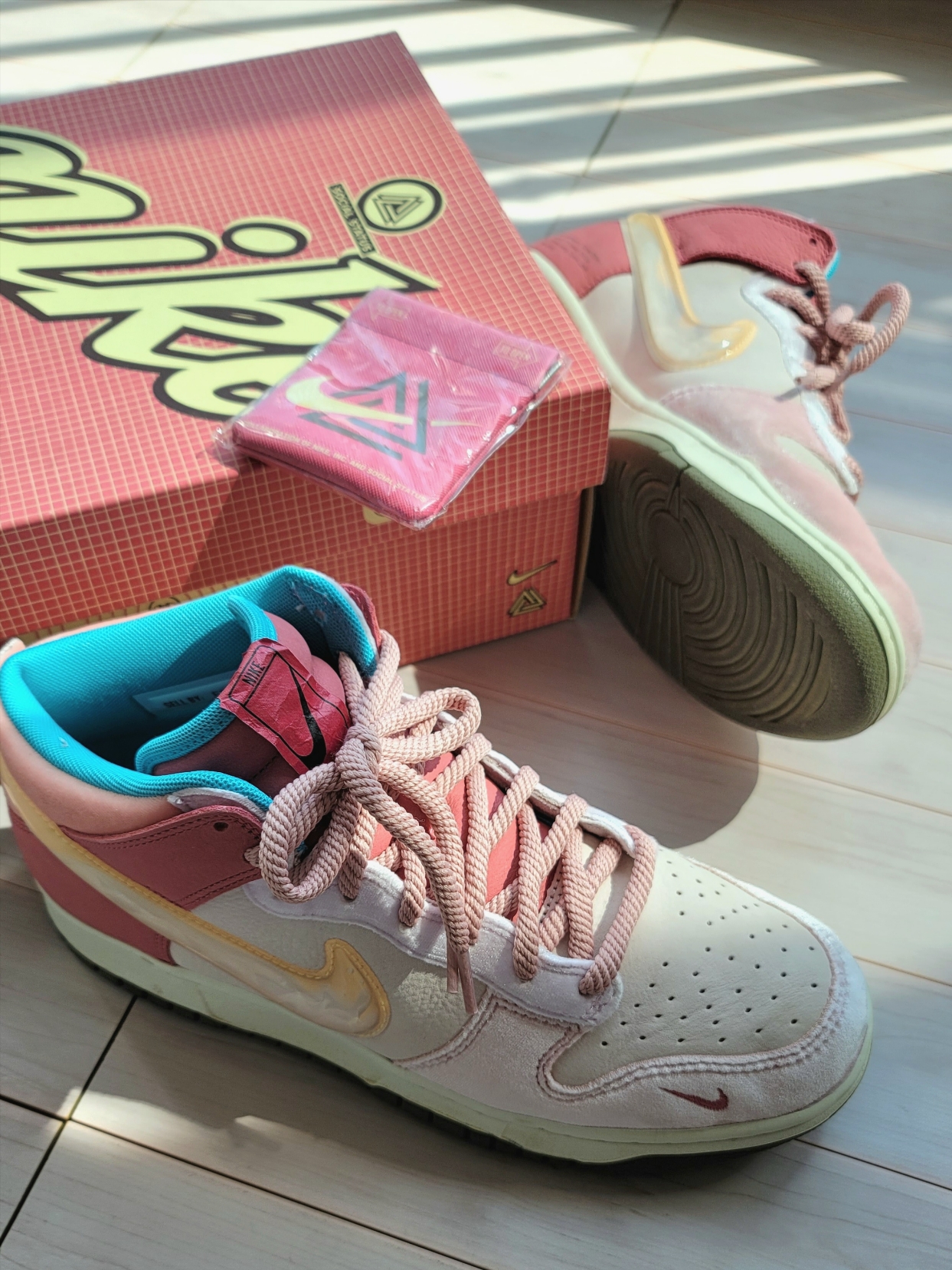 Nike x Social Status Dunk Mid Free Lunch Strawberry Milk 착용 스타일