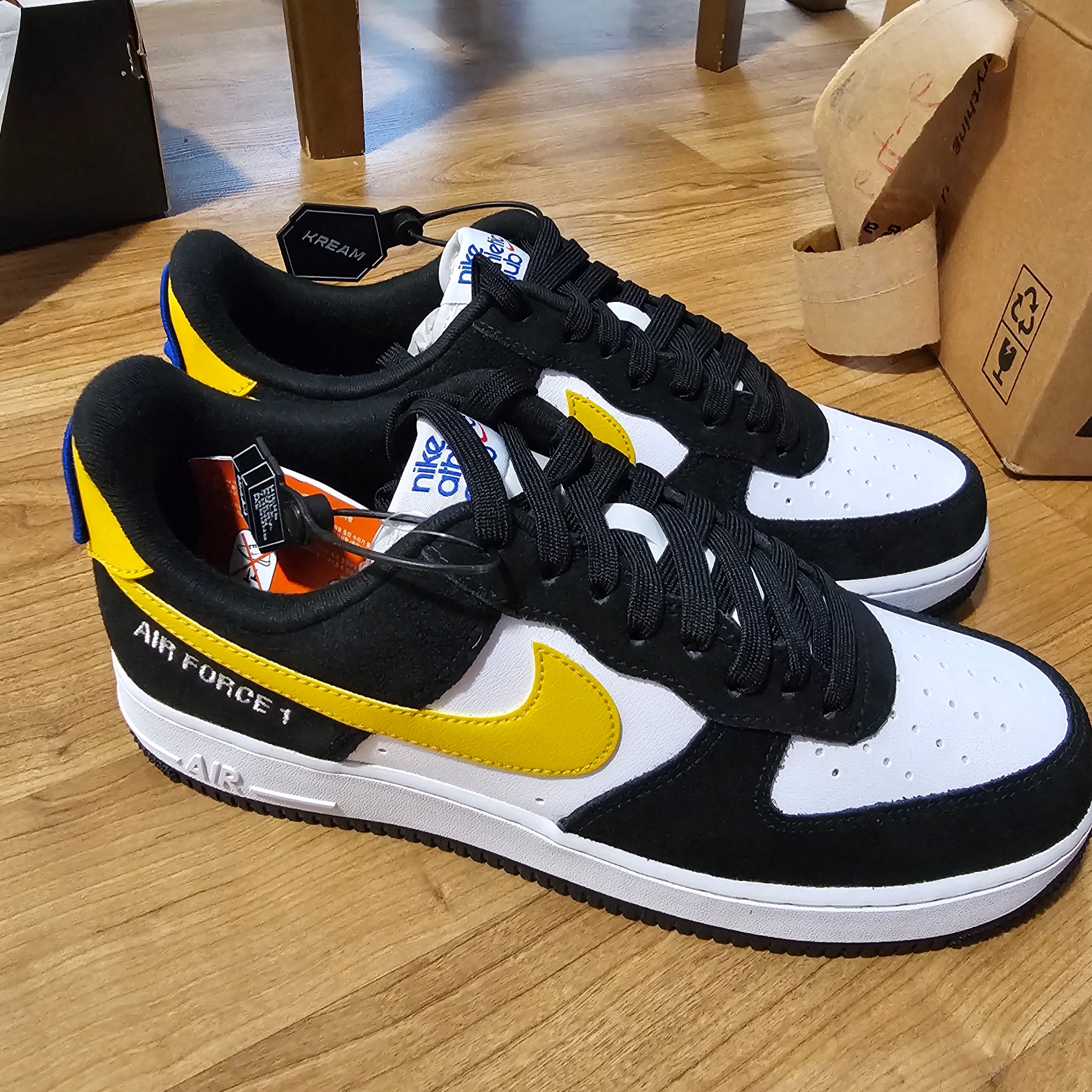 Nike Air Force 1 '07 LV8 Athletic Club Black Dark Sulfur 착용 스타일 - 3