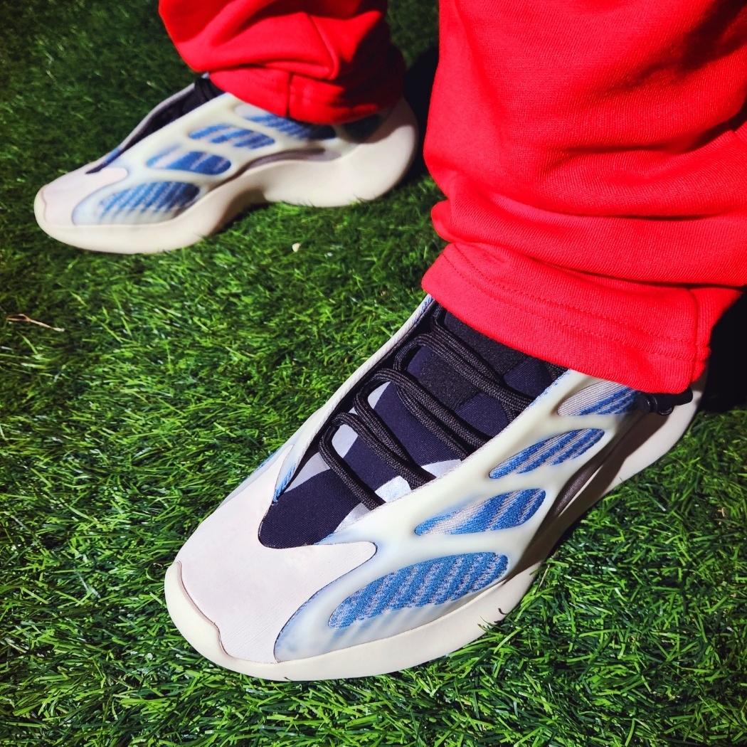 Adidas Yeezy 700 V3 Kyanite 착용 스타일 - 4
