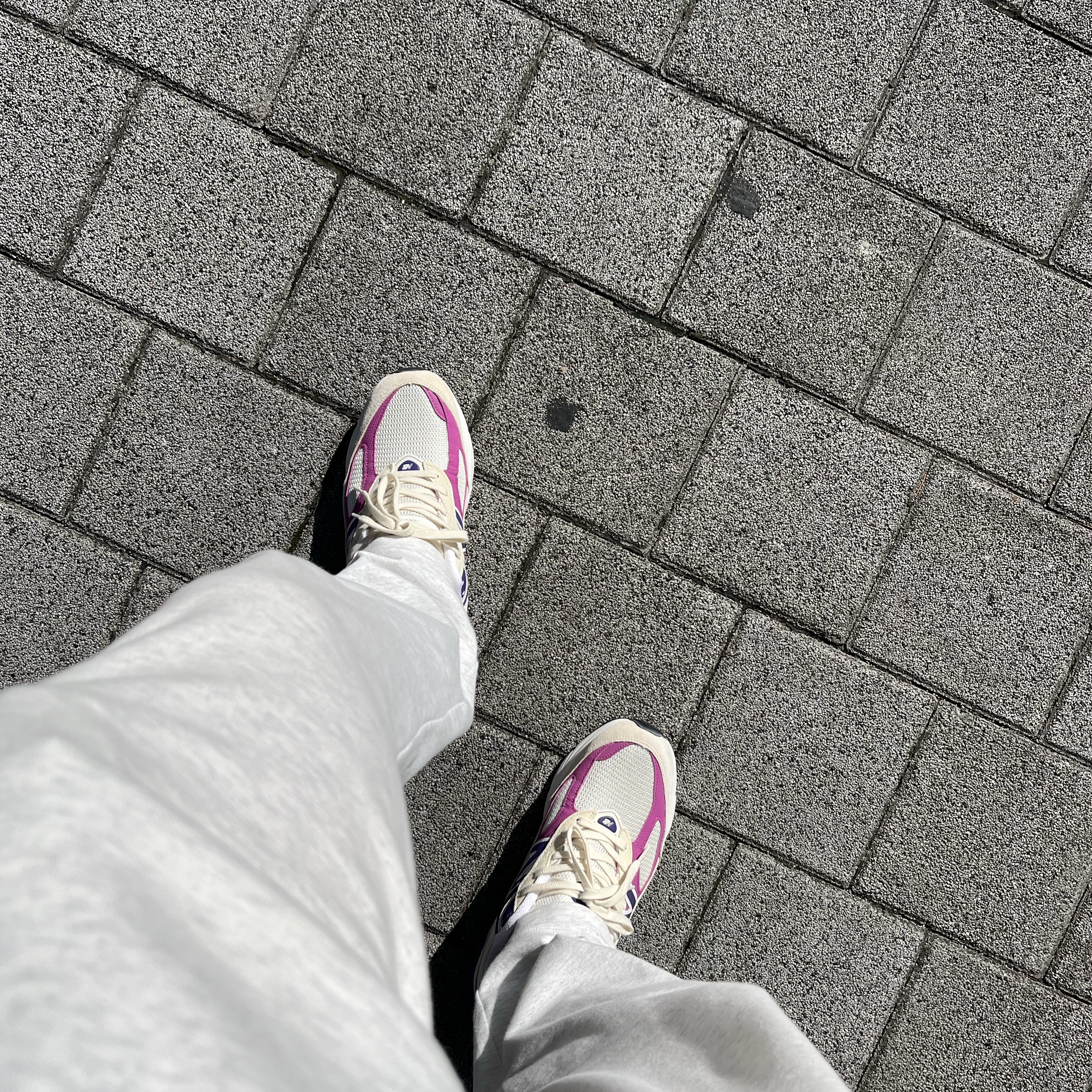 New Balance 990v6 Made in USA Limestone Magenta 착용 스타일 - 2