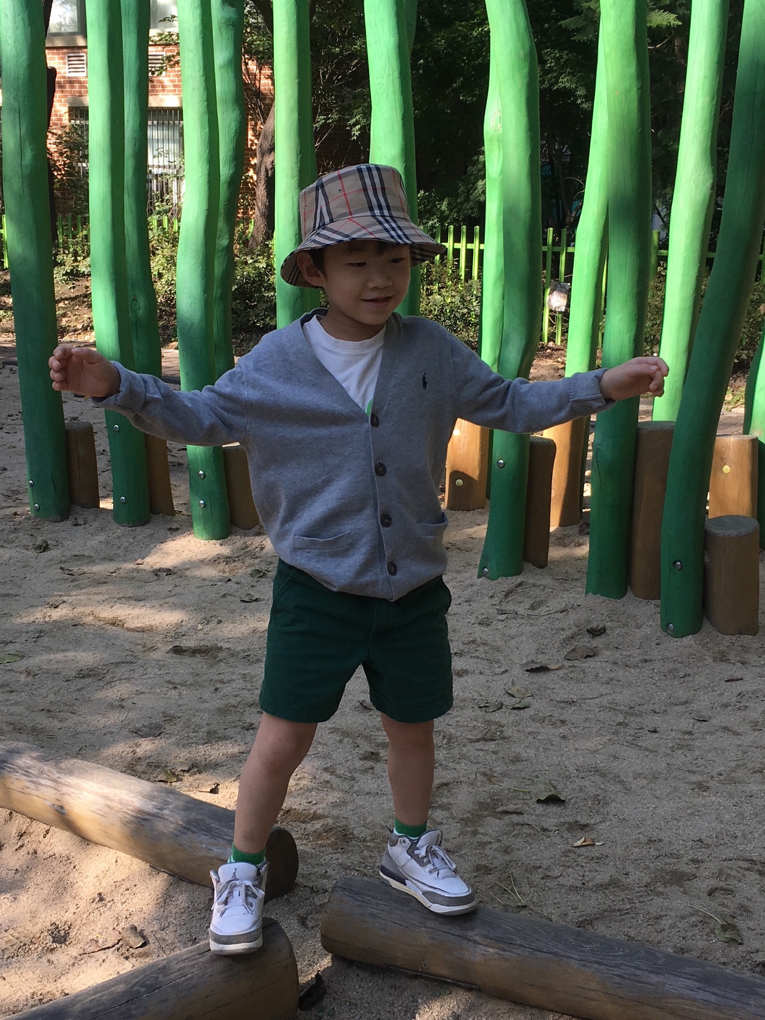 (Kids) Burberry Vintage Check Technical Cotton Bucket Hat Archive Beige, (PS) Jordan 3 x A Ma Maniere Retro SP 착용 스타일 - 2