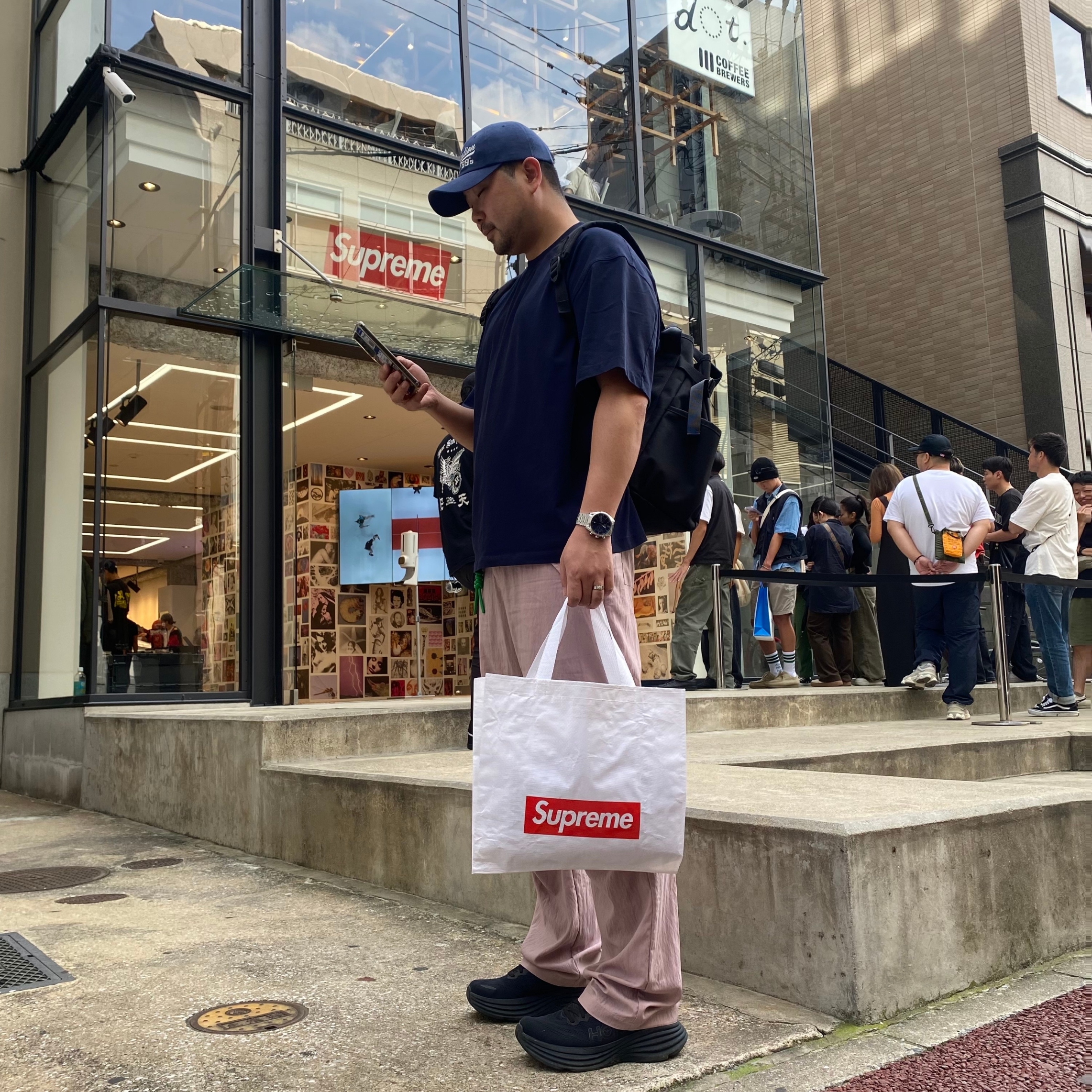 Hoka Bondi 8 Black - Wide, Supreme Small Box Shirt Navy - 23FW 착용 스타일