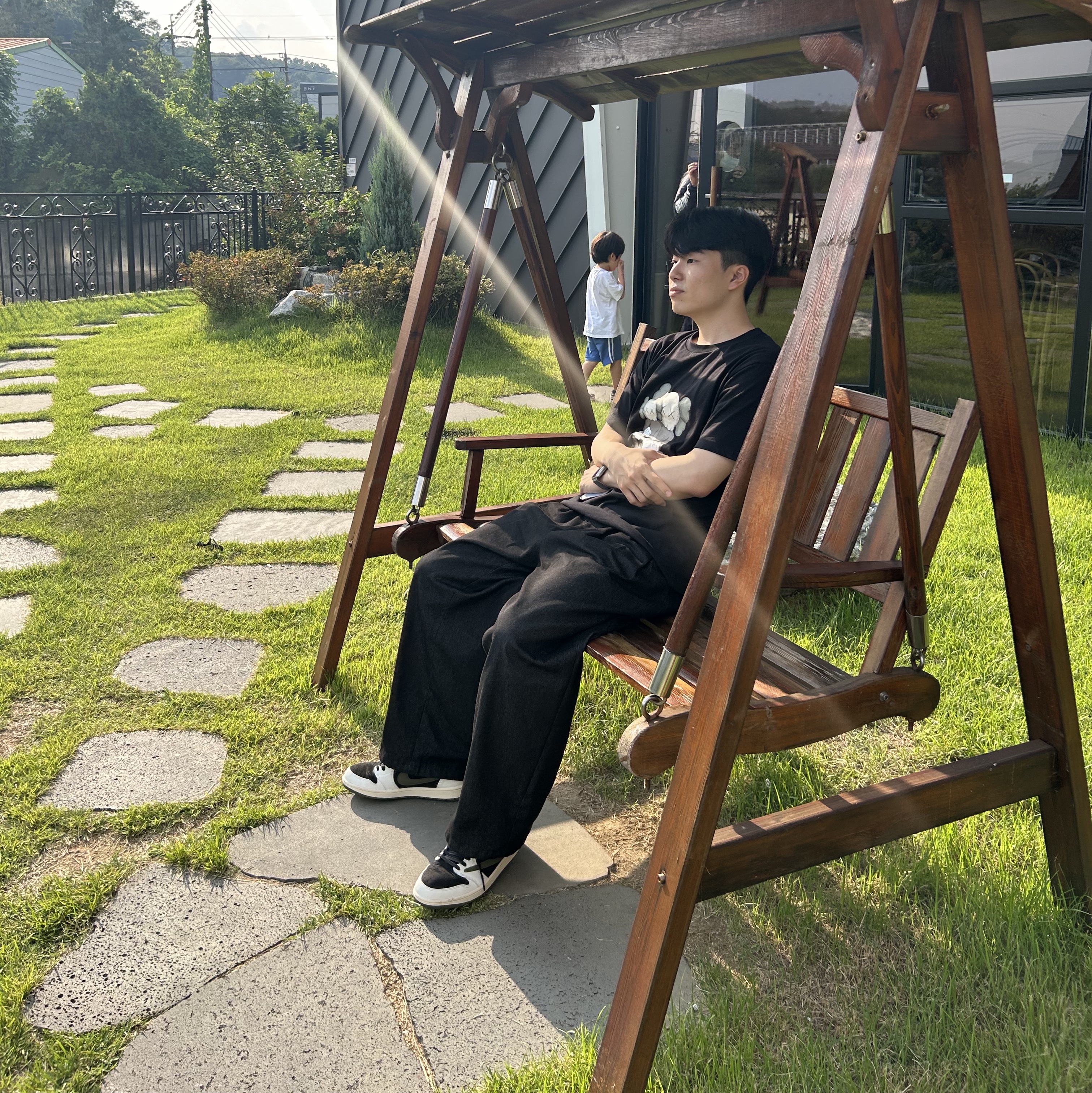 (W) Jordan 1 x Travis Scott Retro Low OG SP Medium Olive, Uniqlo UT x Kaws Short Sleeve Graphic T-Shirt Black 착용 스타일