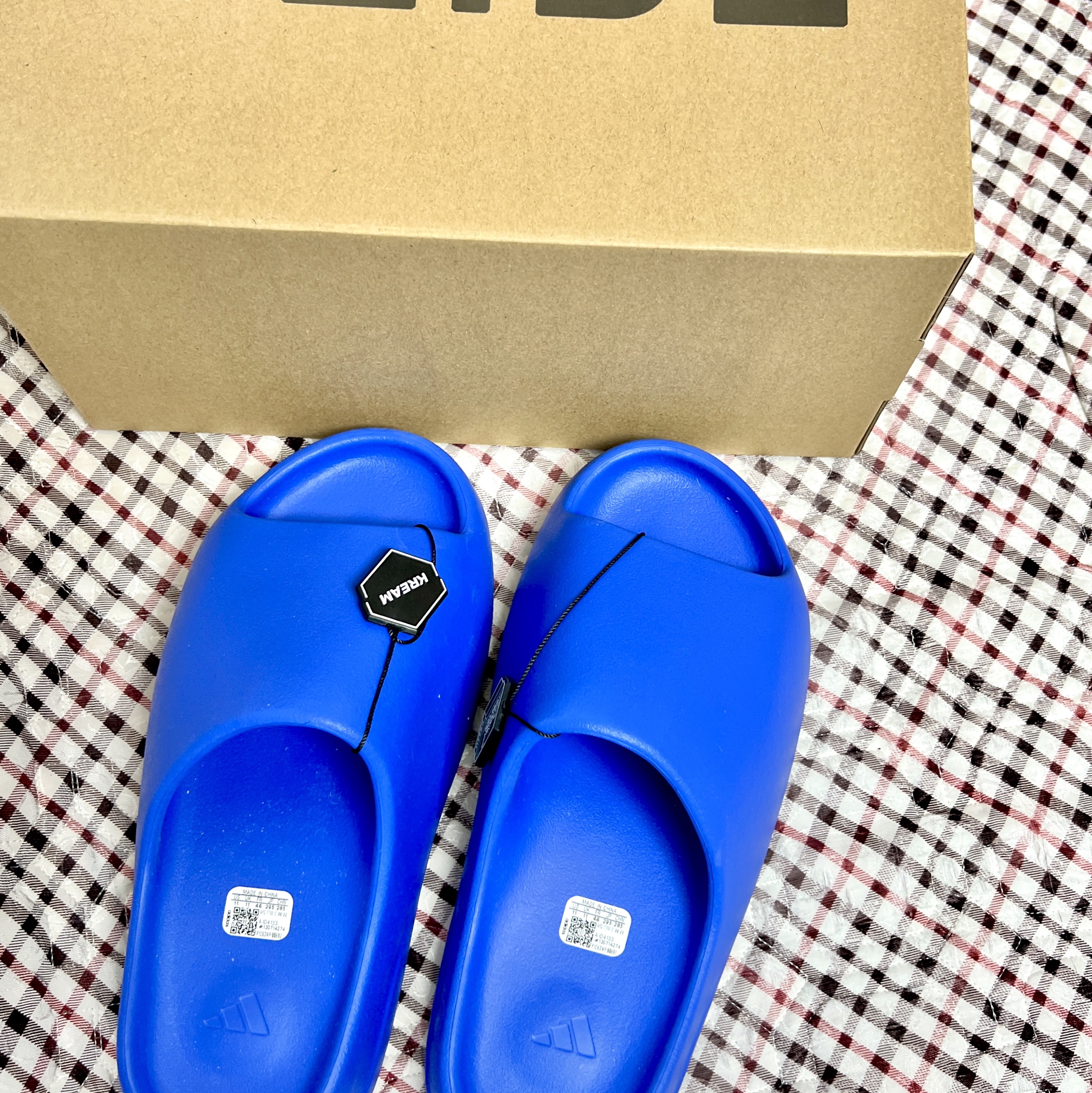 Adidas Yeezy Slide Azure 착용 스타일