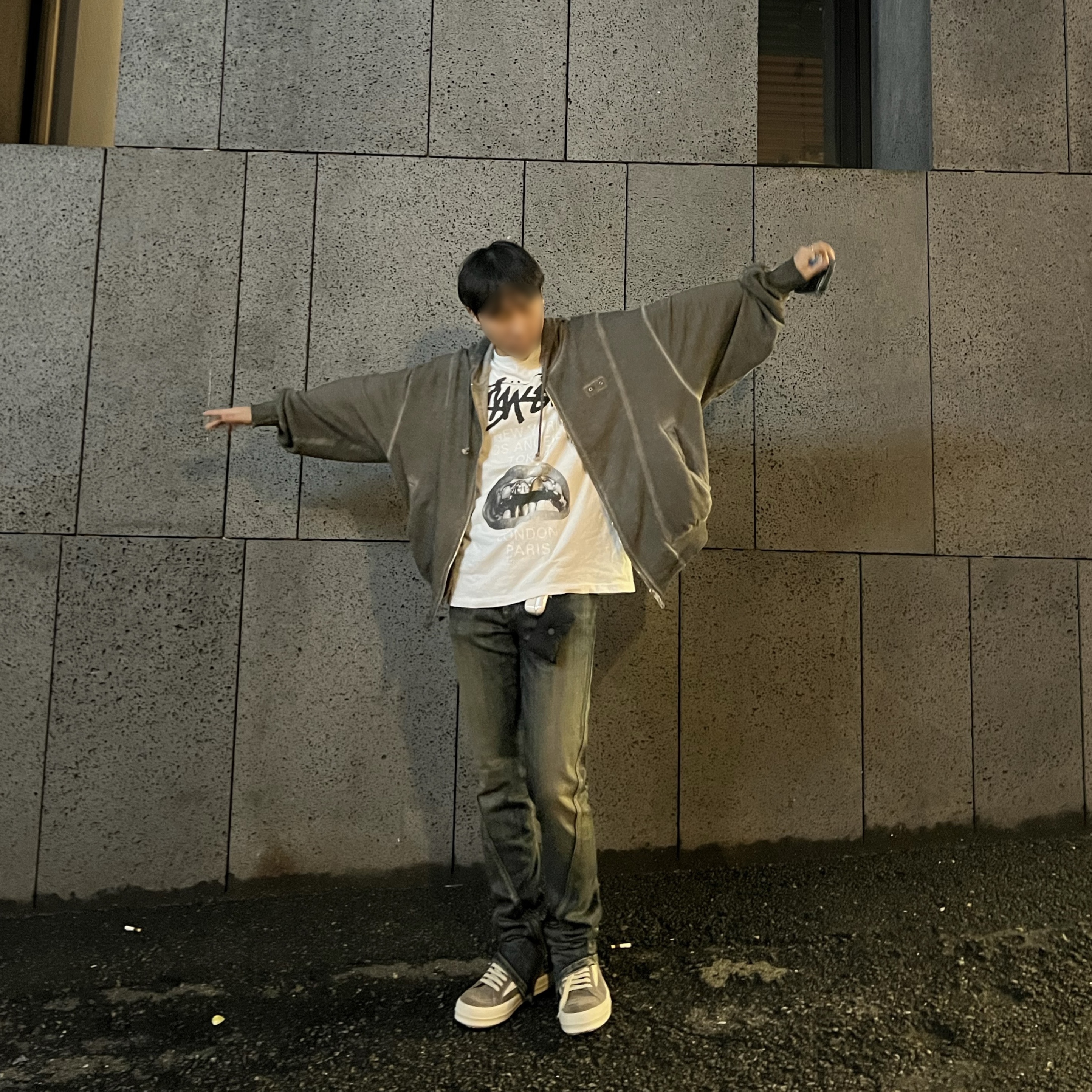 Rick Owens Suede Vintage Sneakers Dust, Stussy x Rick Owens 40 WT T-Shirt 착용 스타일 - 1