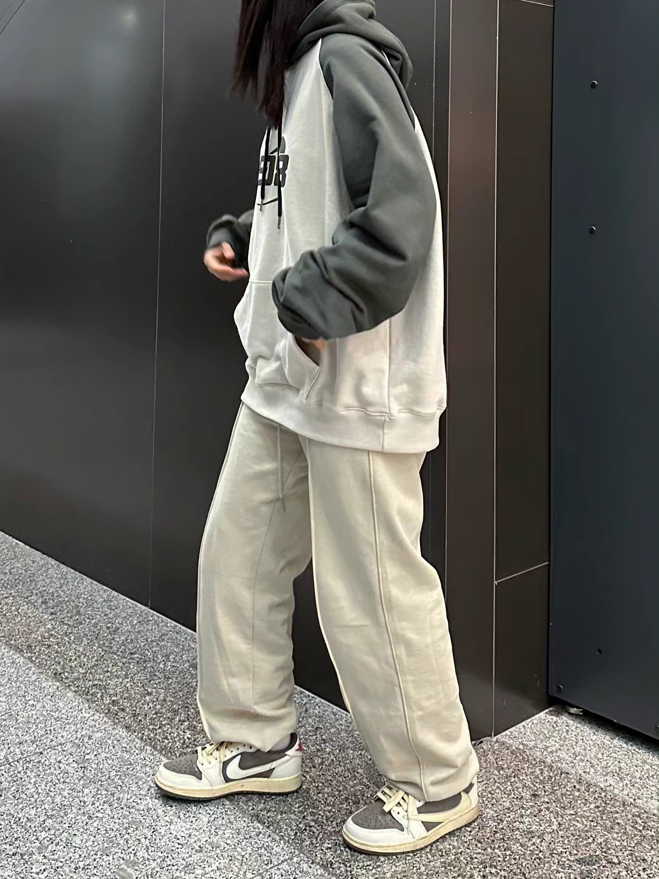 Jordan 1 x Travis Scott Retro Low OG SP Sail and Ridgerock 착용 스타일 - 2
