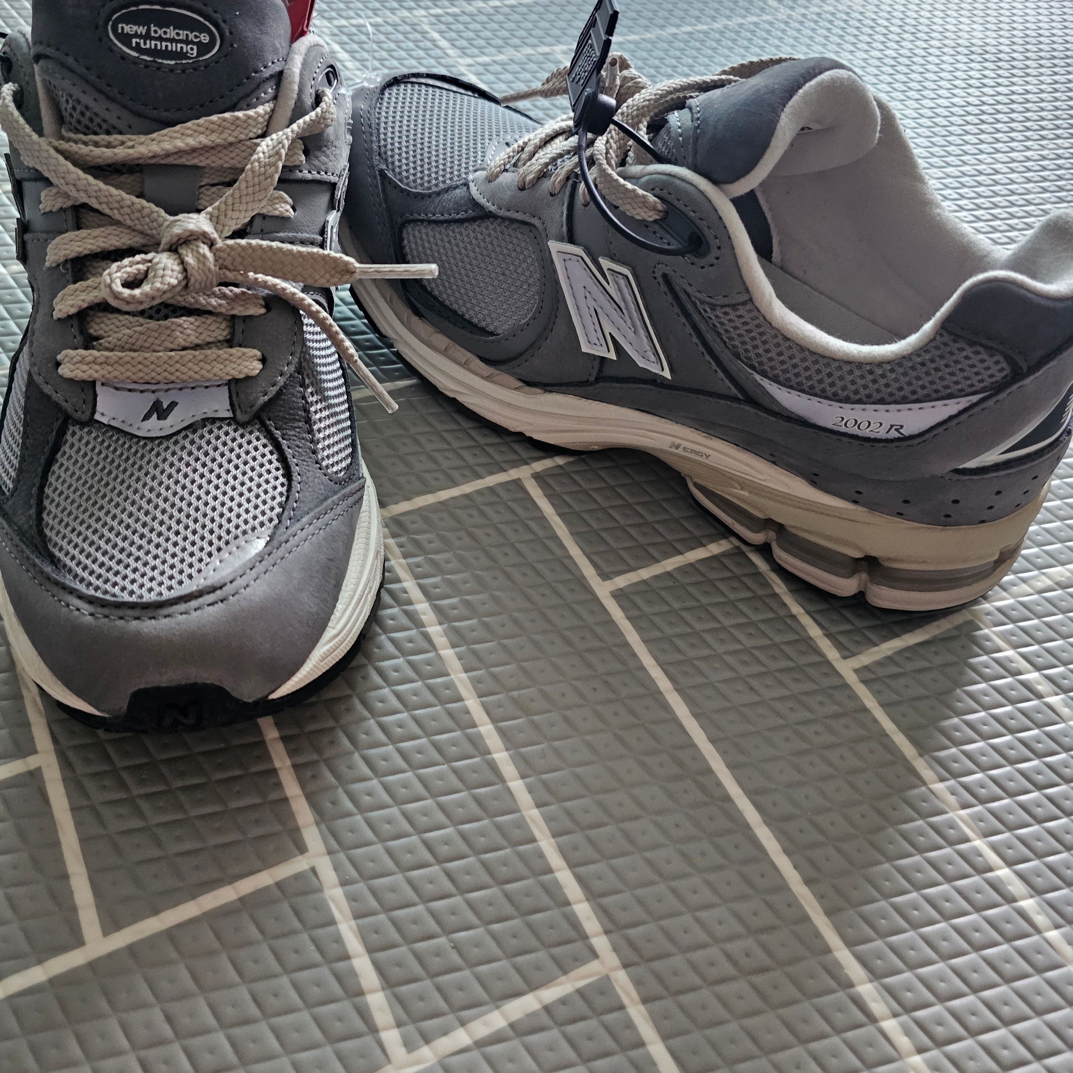 New Balance 2002R Premium Vintage Grey 착용 스타일 - 2