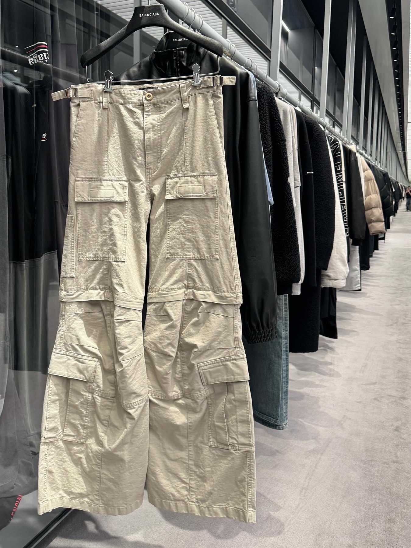 Balenciaga Flared Cargo Pants Beige, Balenciaga Skin Cat Sunglasses Silver 착용 스타일 - 4