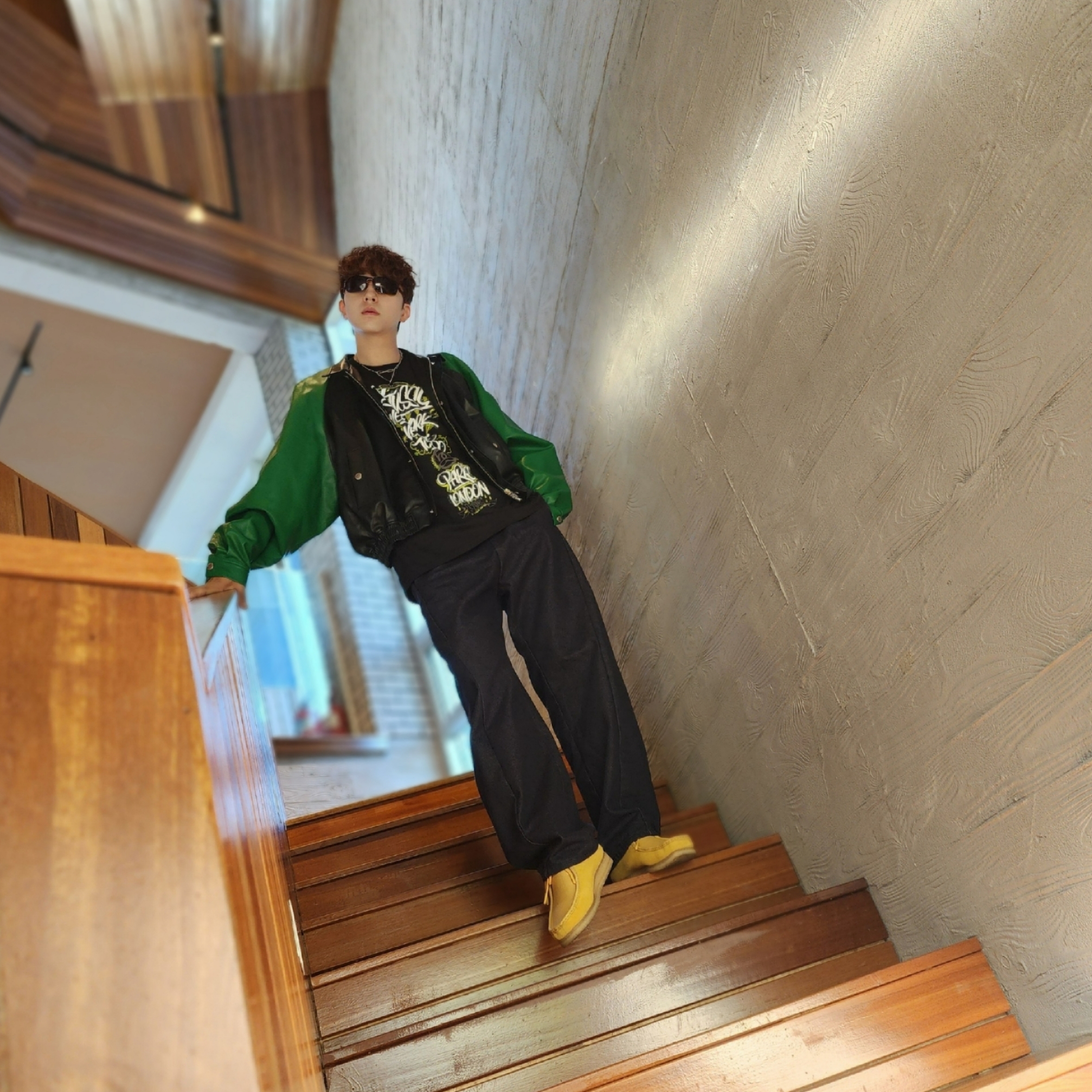 Stussy x Born X Raised Handstyles T-Shirt Black, Clarks Wallabee Suede Yellow 착용 스타일 - 4