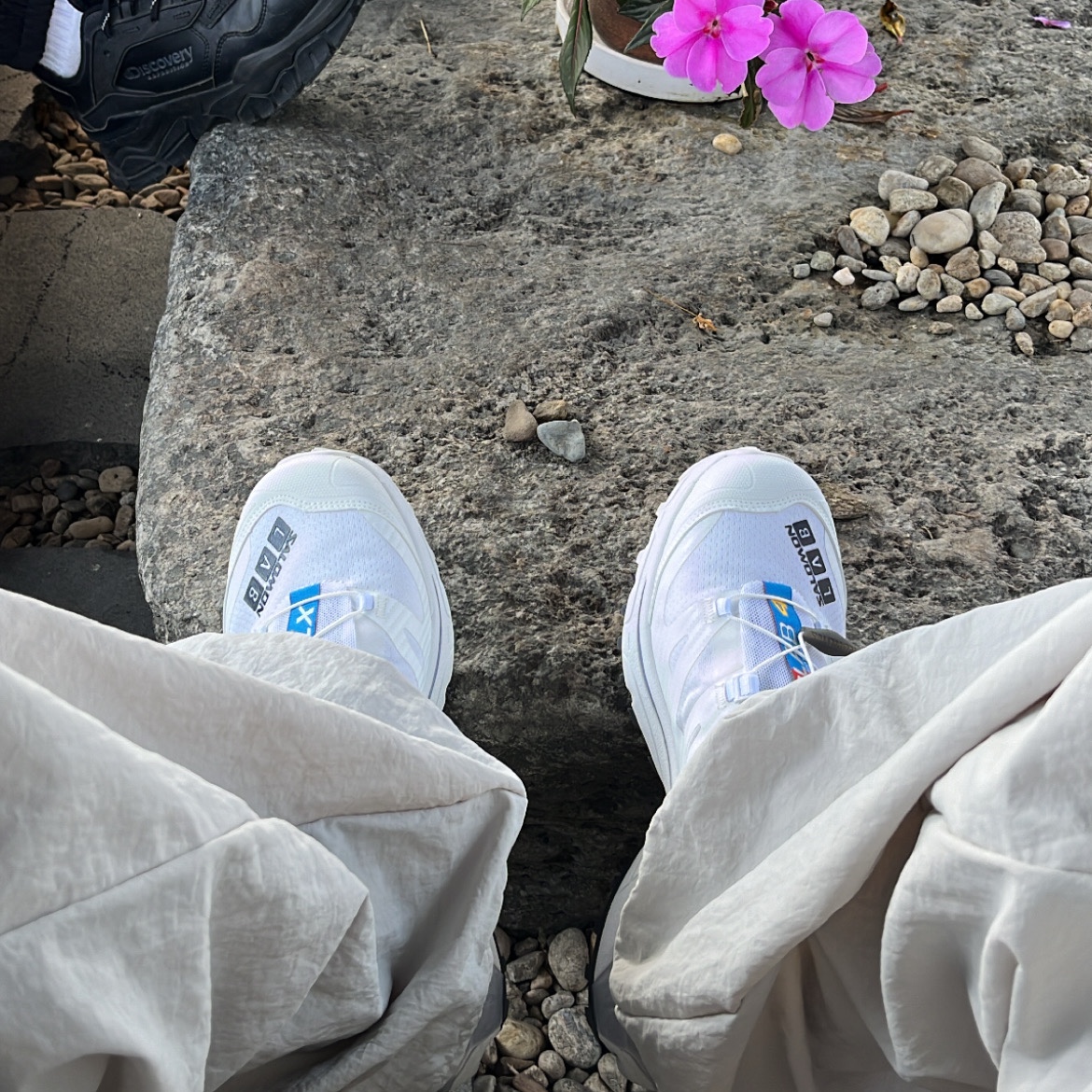 Salomon XT-4 White Lunar Rock 착용 스타일 - 1