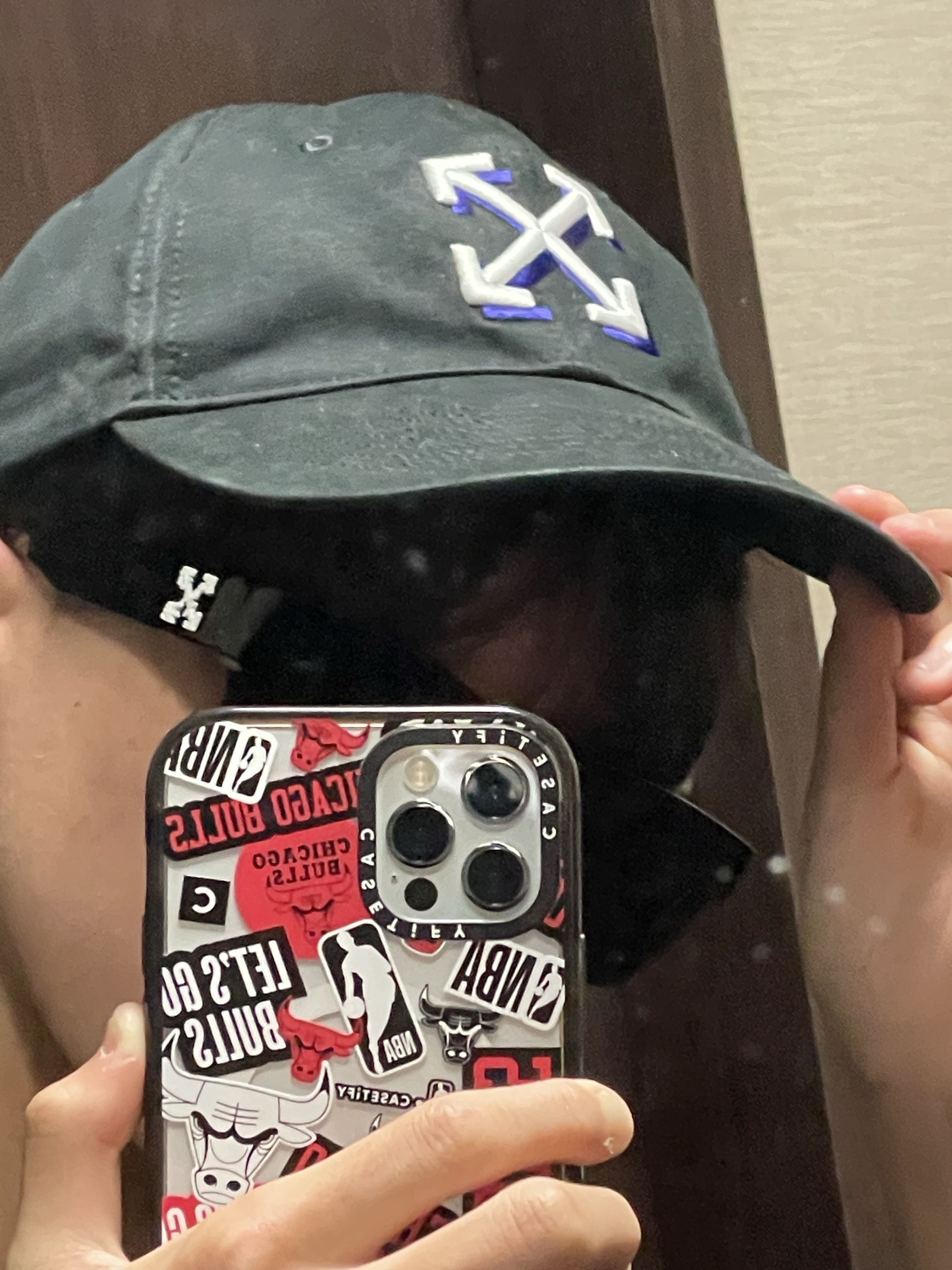 Off-White Arrow Baseball Cap Black White 착용 스타일 - 1