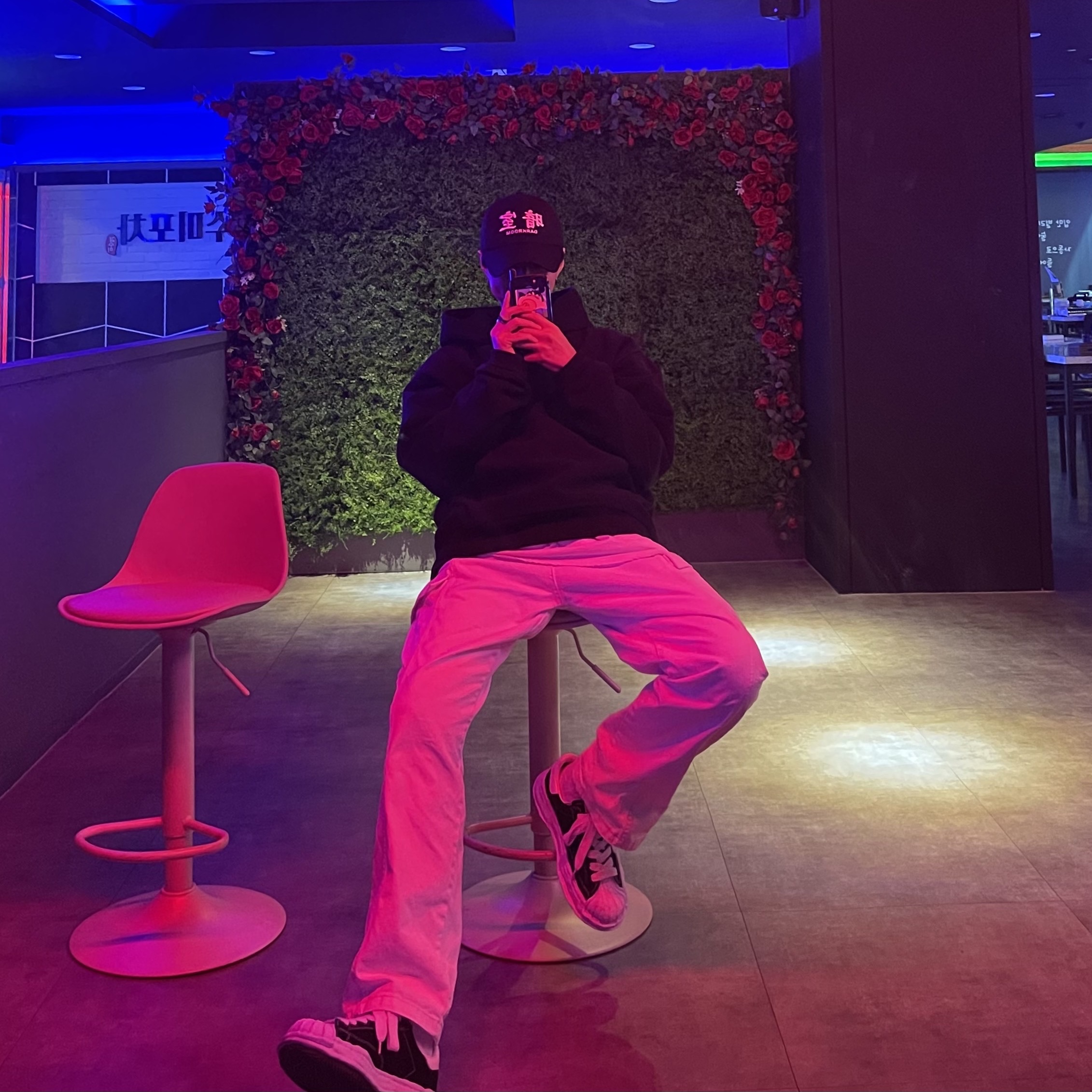 Darkr8m Studio White Logo Cap, Maison Mihara Yasuhiro Blakey OG Sole Canvas Low-top Sneakers Black White 착용 스타일