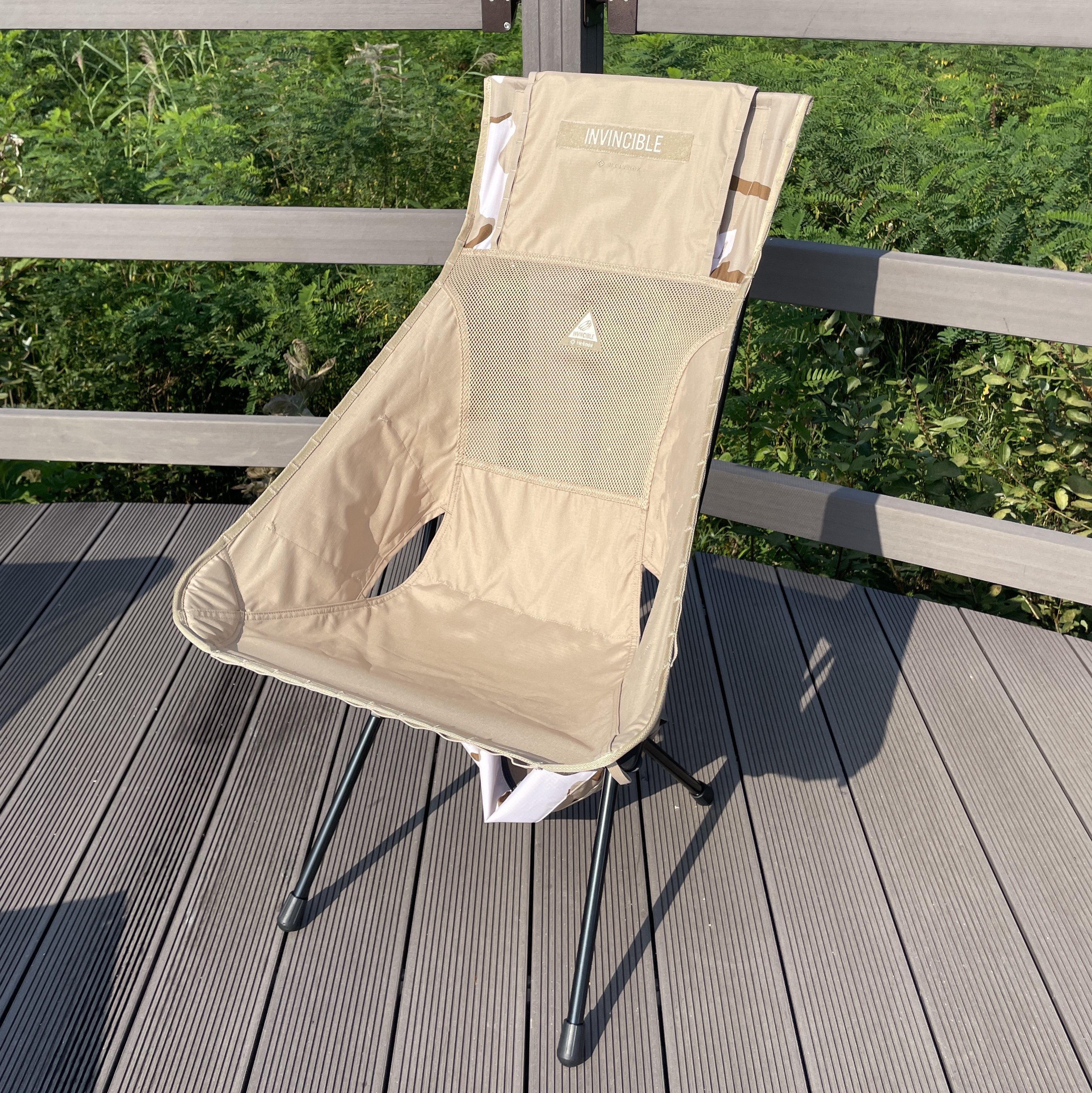 Helinox x Invincible Tactical Sunset Chair Desert Camo 착용 스타일 - 1