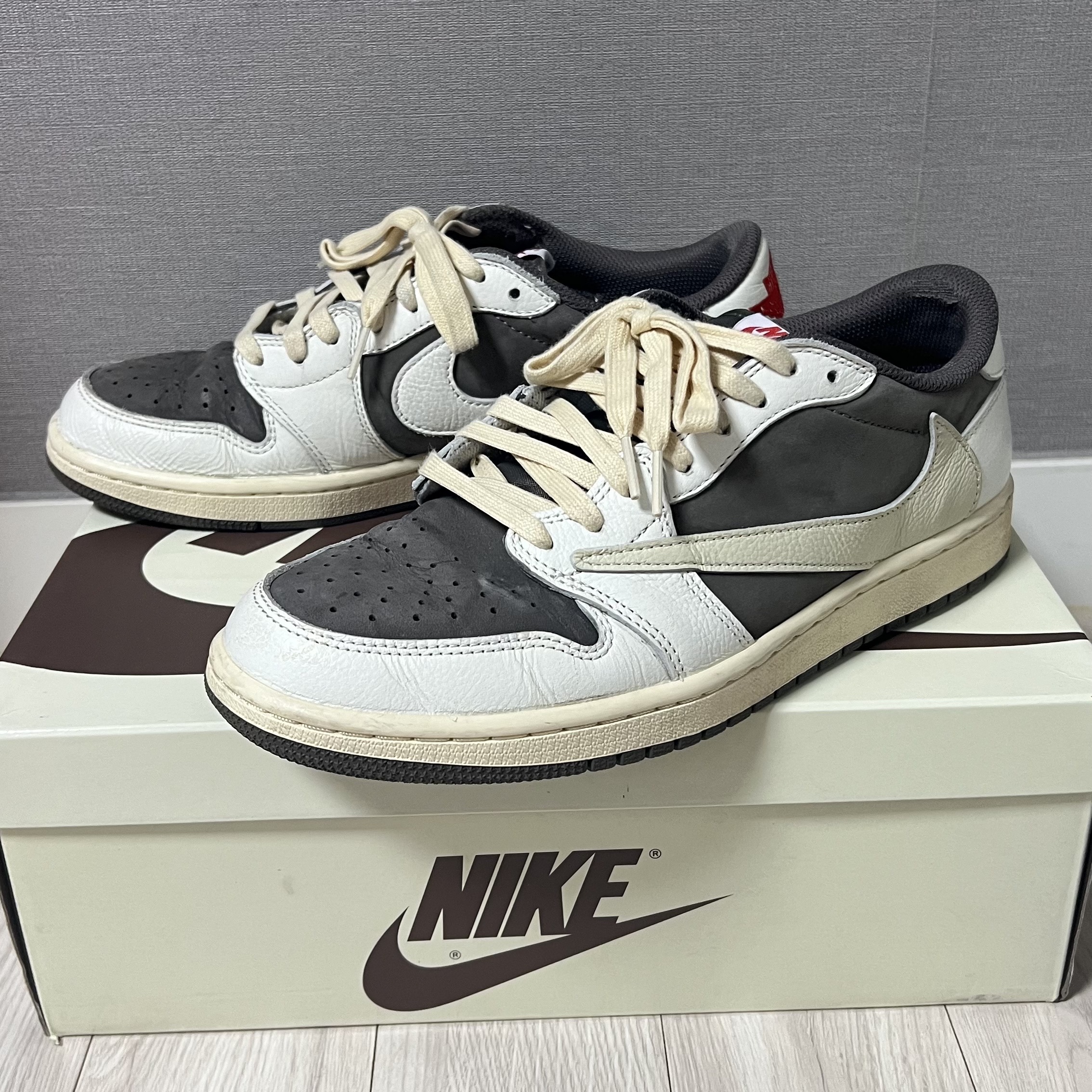 Jordan 1 x Travis Scott Retro Low OG SP Sail and Ridgerock 착용 스타일