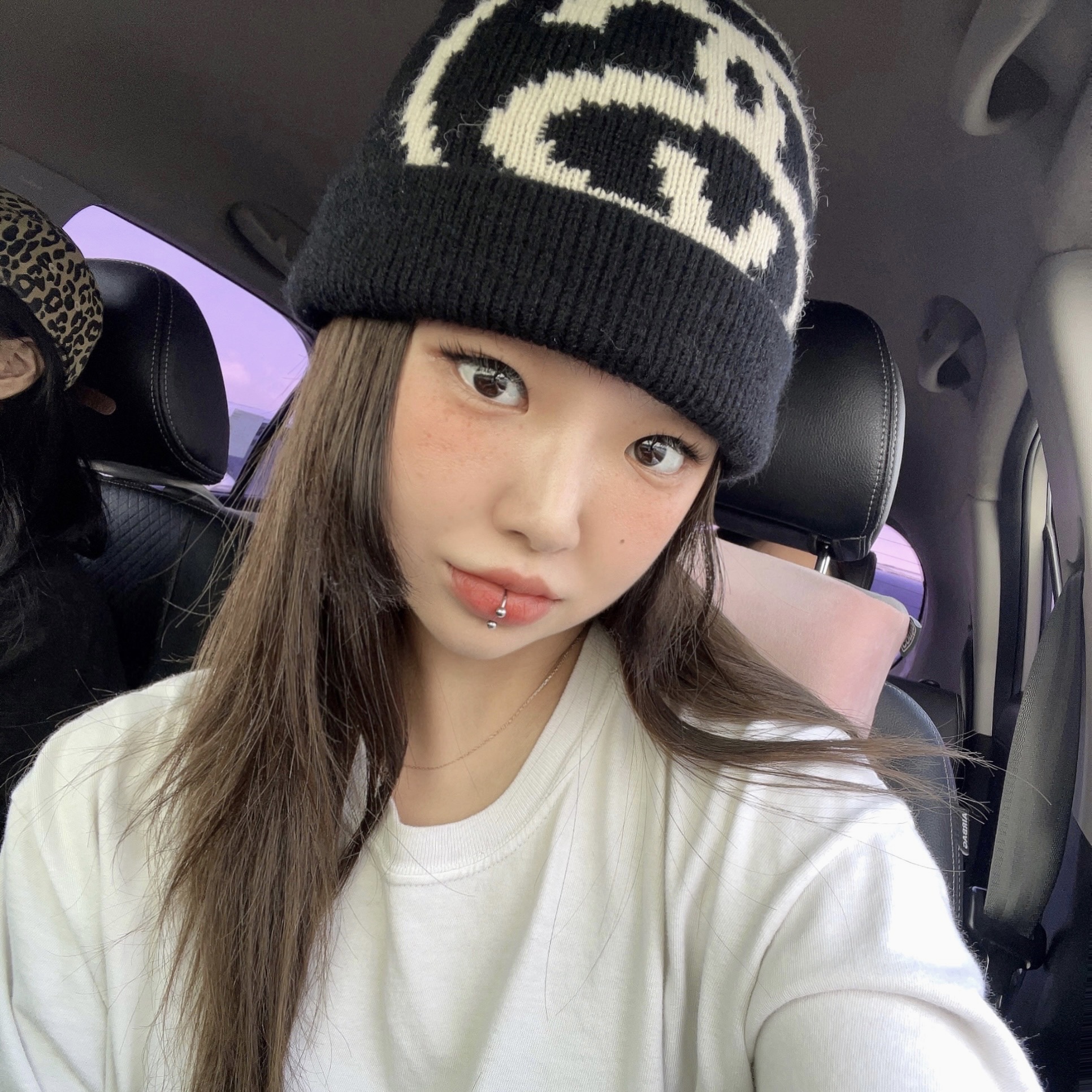 Stussy Big Link Cuff Beanie Black, Stussy Bouquet T-Shirt White 착용 스타일