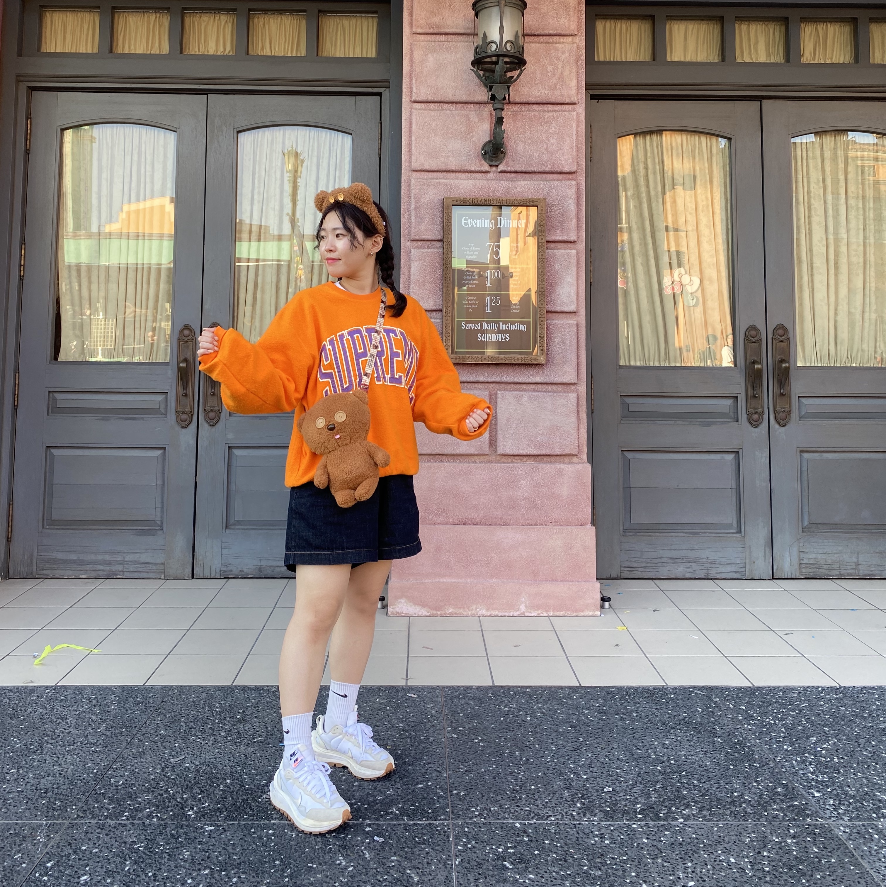 Supreme Inside Out Crewneck Orange - 23FW, Nike x Sacai VaporWaffle White and Gum 착용 스타일