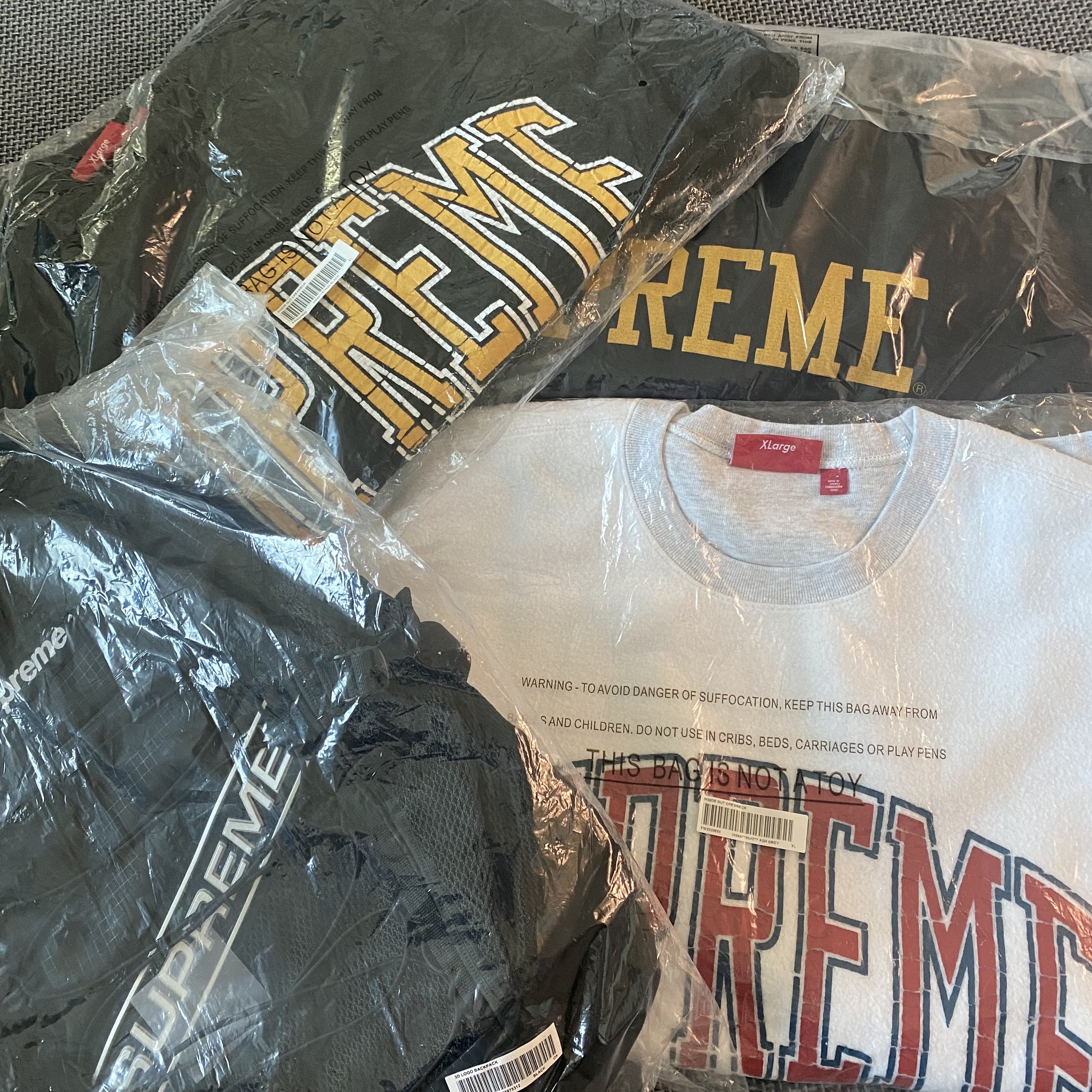 Supreme Backpack Black - 23FW, Supreme Varsity Hooded Sweatshirt Black - 23FW 착용 스타일