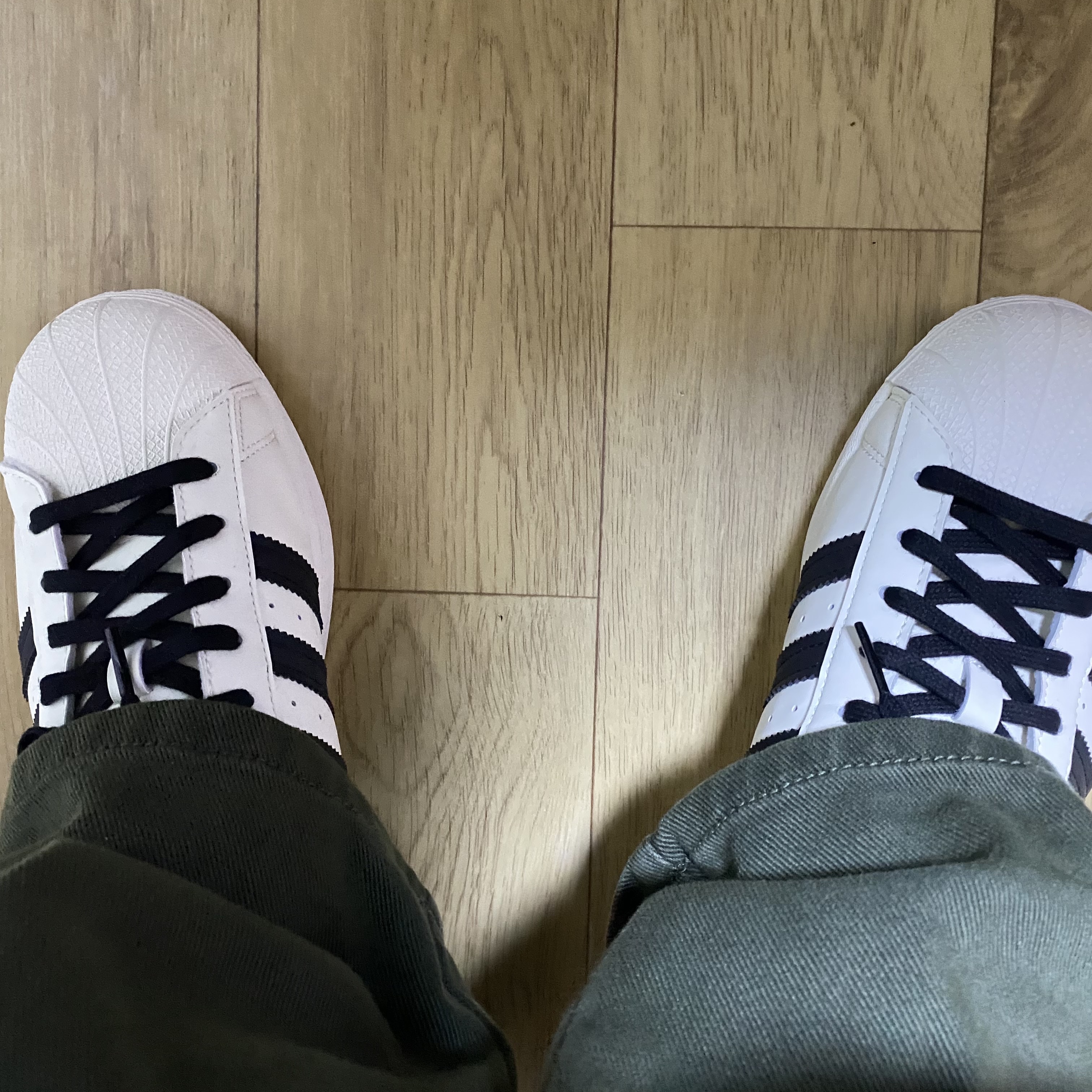 Adidas x Andre Saraiva Superstar Cream White Core Black 착용 스타일 - 4