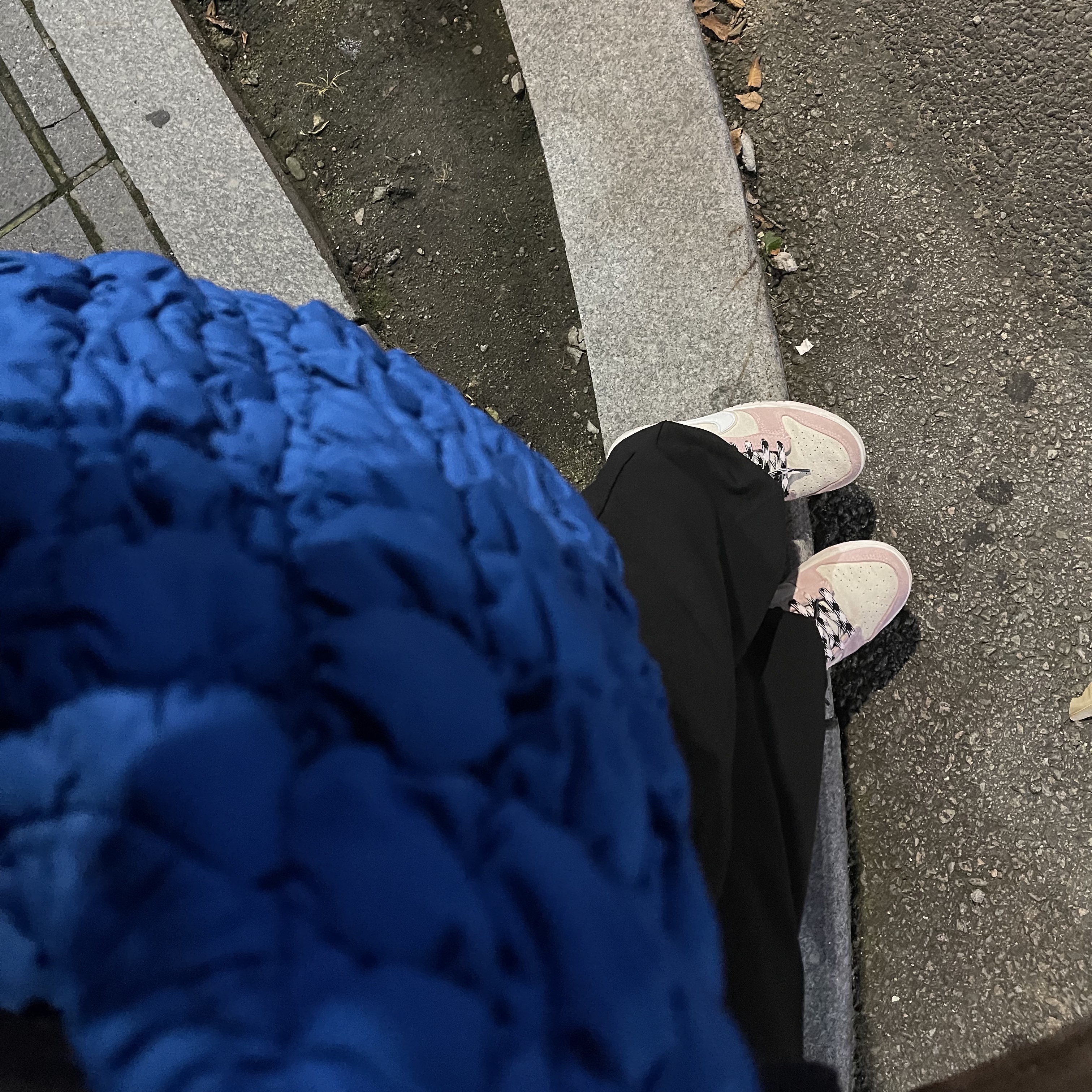 COS Quilted Oversized Shoulder Bag Blue 착용 스타일