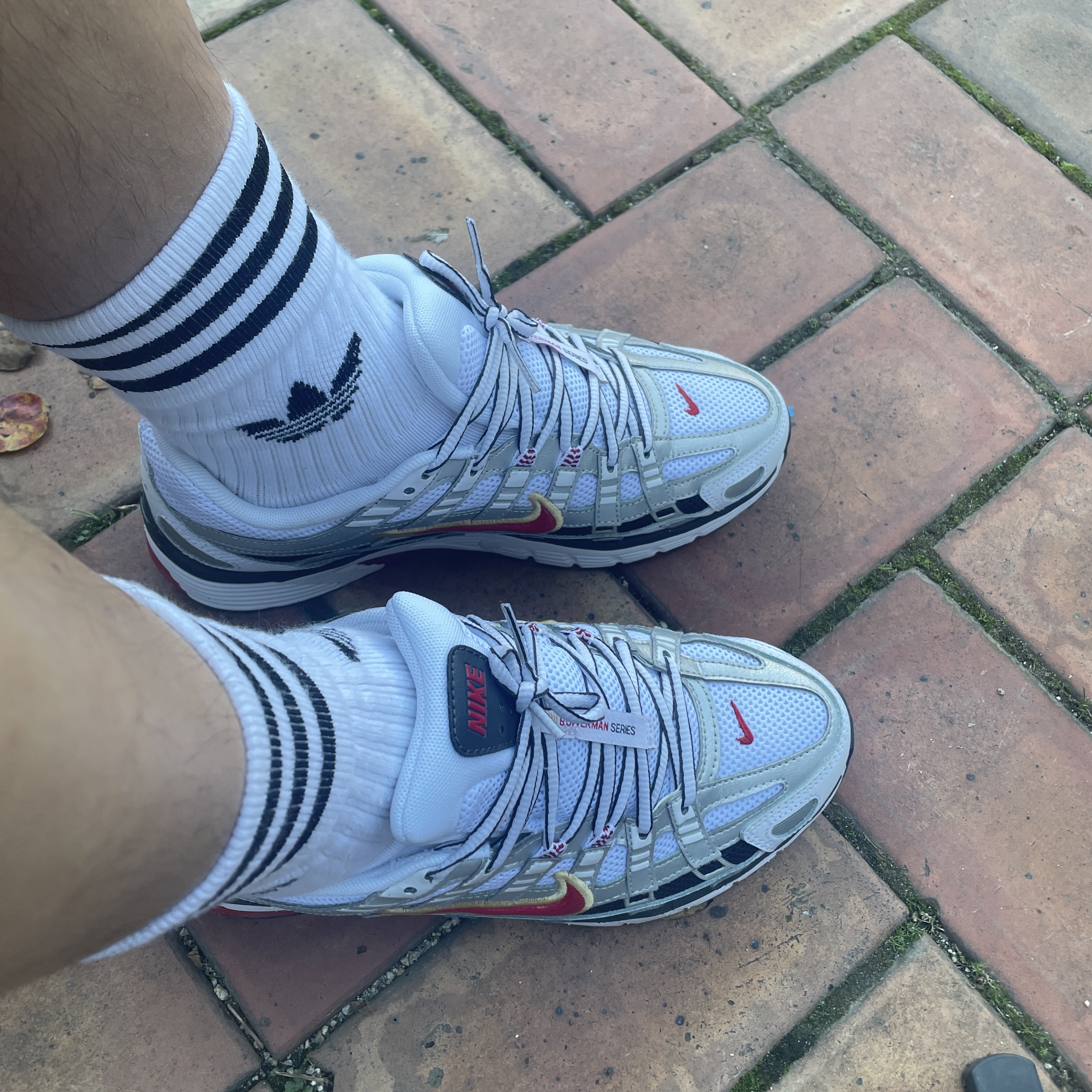 (W) Nike P-6000 Metallic Silver Red 착용 스타일