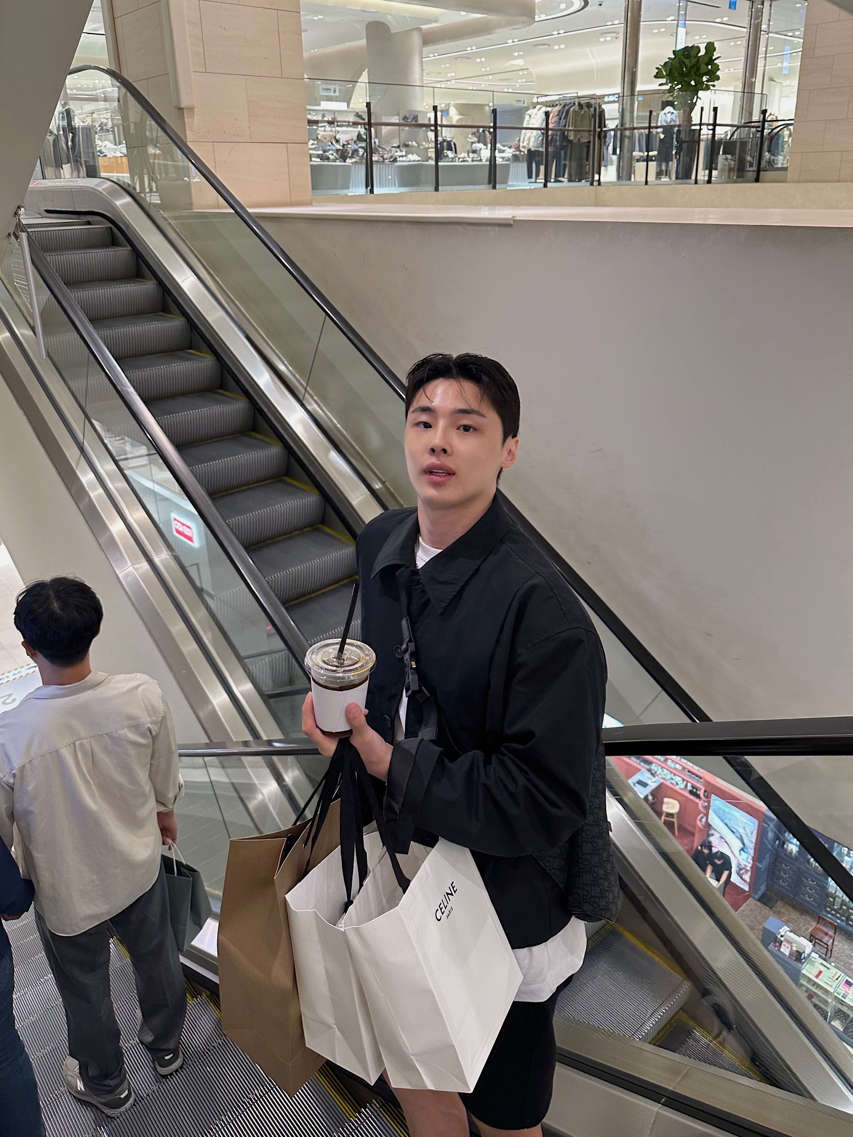 Dior Saddle Bag Black Dior Oblique Jacquard, (W) Jordan 1 x Travis Scott Retro Low OG SP Medium Olive 착용 스타일 - 1