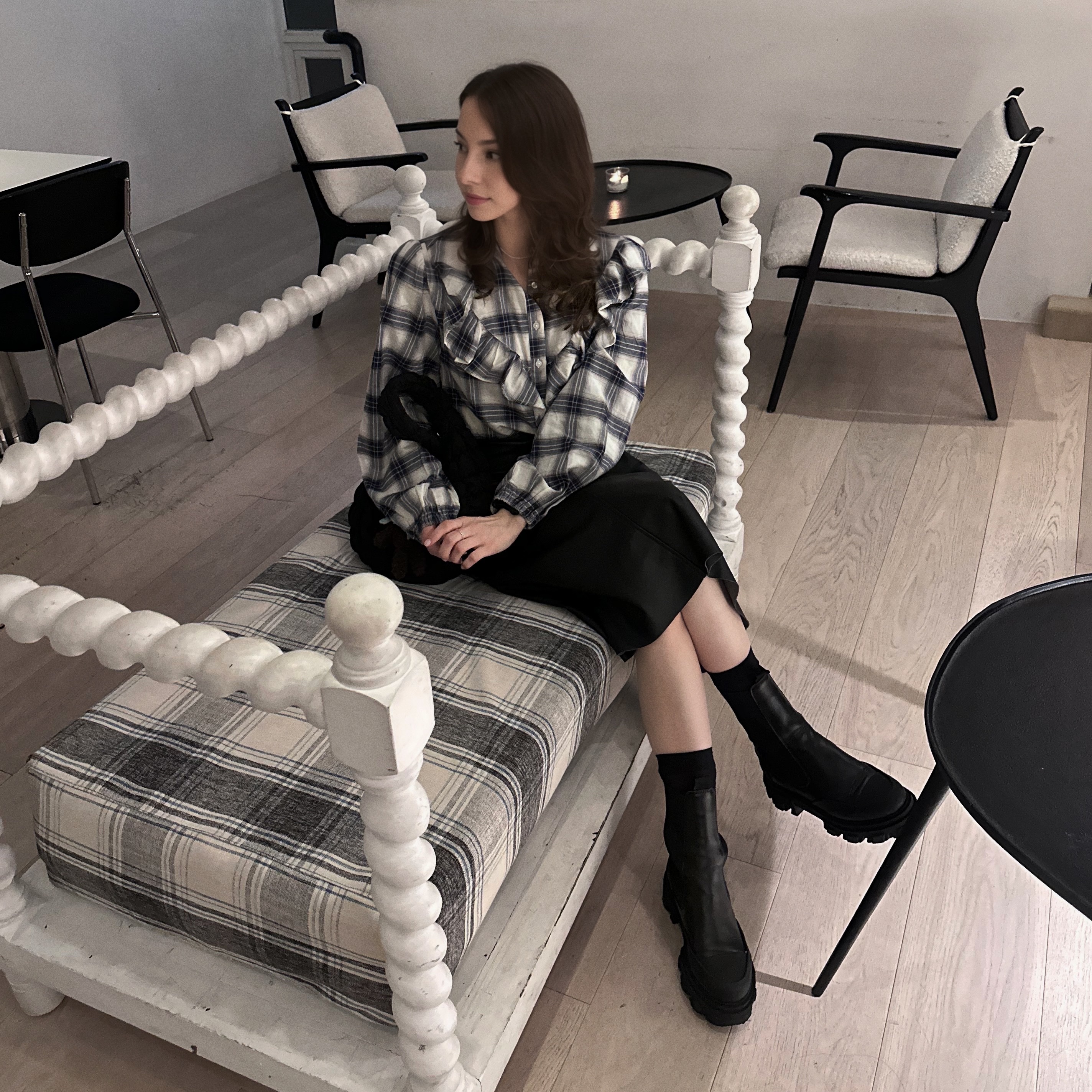 Ganni Mid Chelsea Boots Black, COS Quilted Mini Bag Black 착용 스타일 - 2