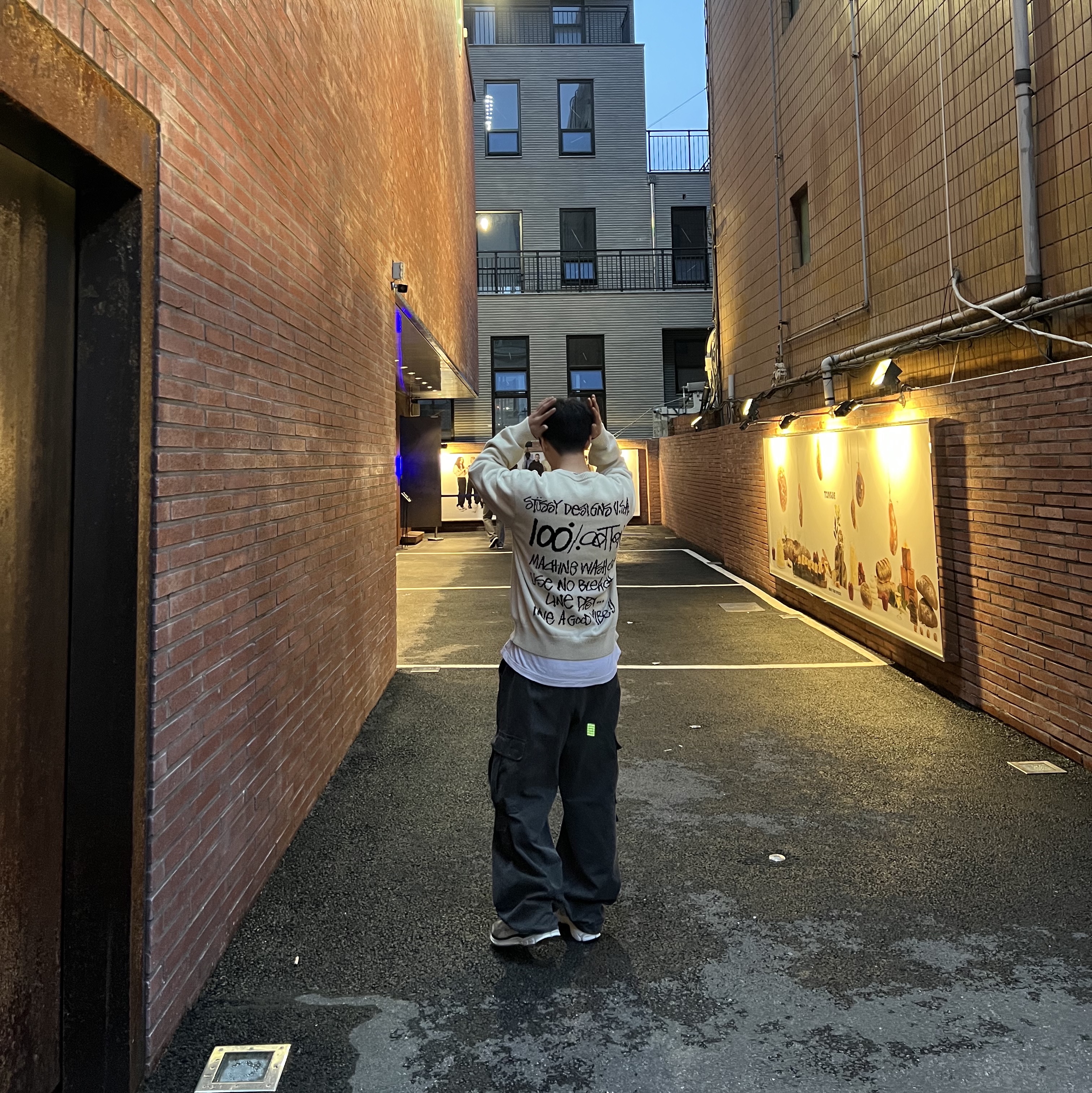 Stussy Care Label Sweater Natural, (W) Nike Zoom Vomero 5 Photon Dust and Metallic Silver 착용 스타일