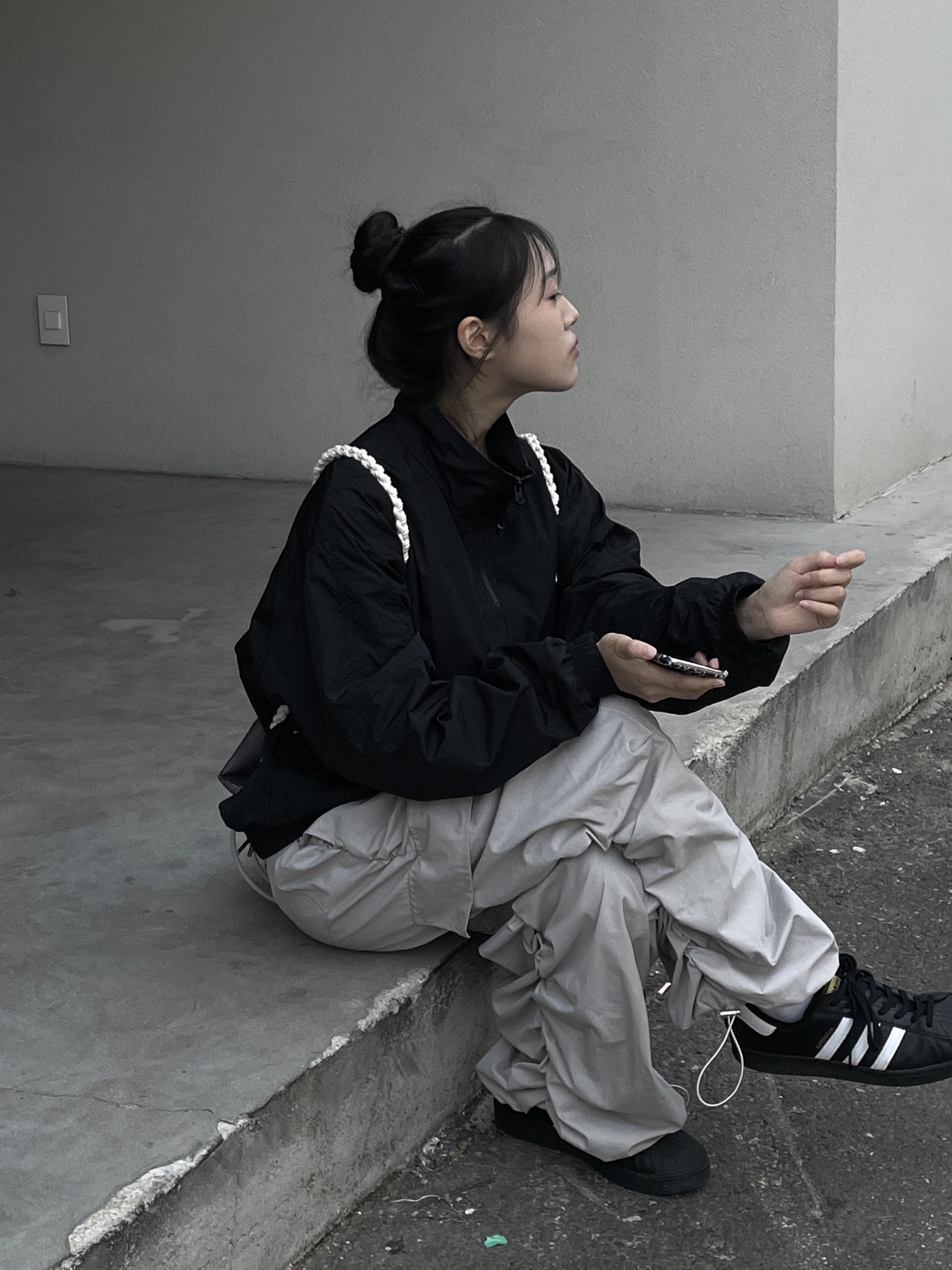 Adidas Superstar Core Black White, Nike NRG Solo Swoosh Woven Track Jacket Black - Asia 착용 스타일 - 1