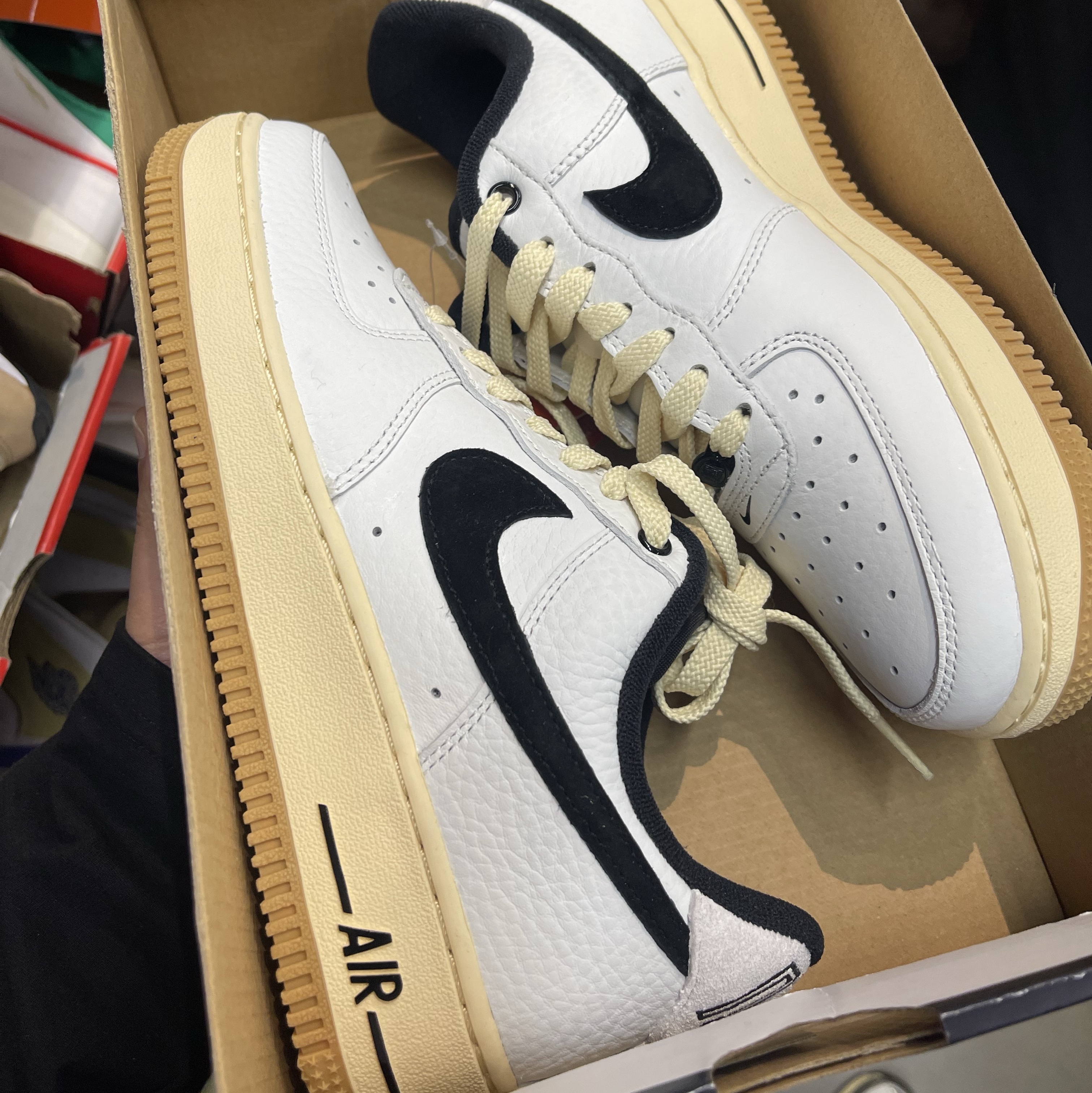 (W) Nike Air Force 1 '07 LX Black and Summit White 착용 스타일