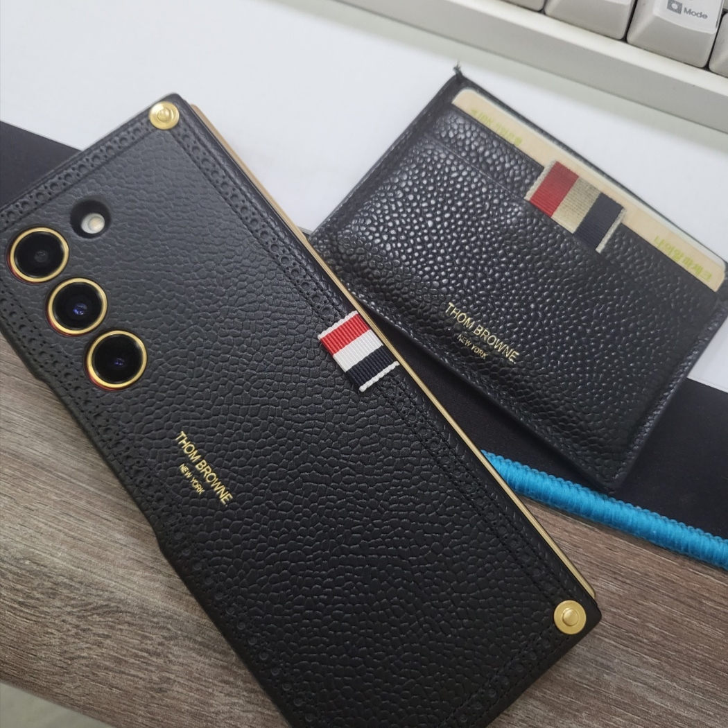 Samsung Galaxy Z Fold5 Thom Browne Edition (Korean Ver.) 착용 스타일