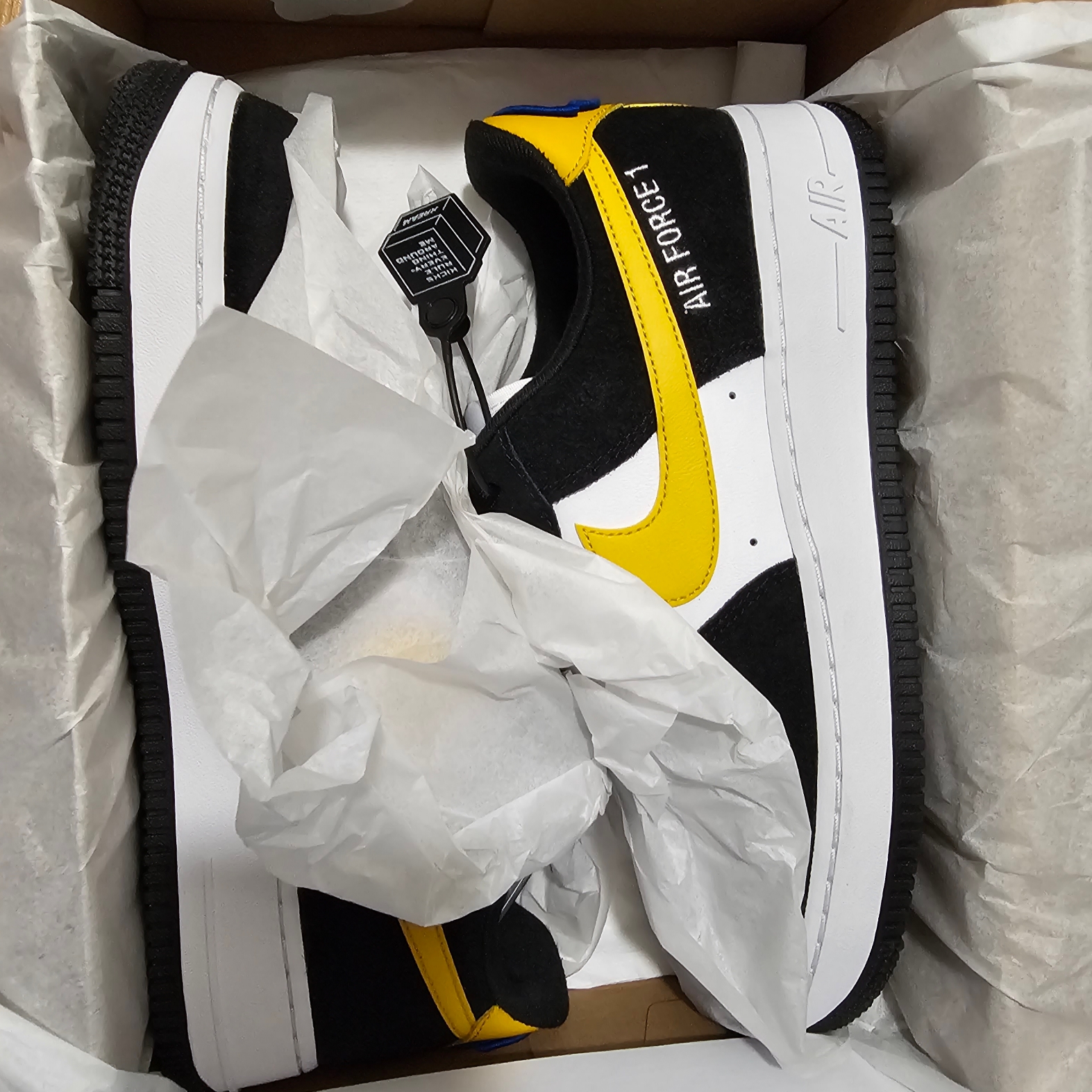 Nike Air Force 1 '07 LV8 Athletic Club Black Dark Sulfur 착용 스타일 - 2