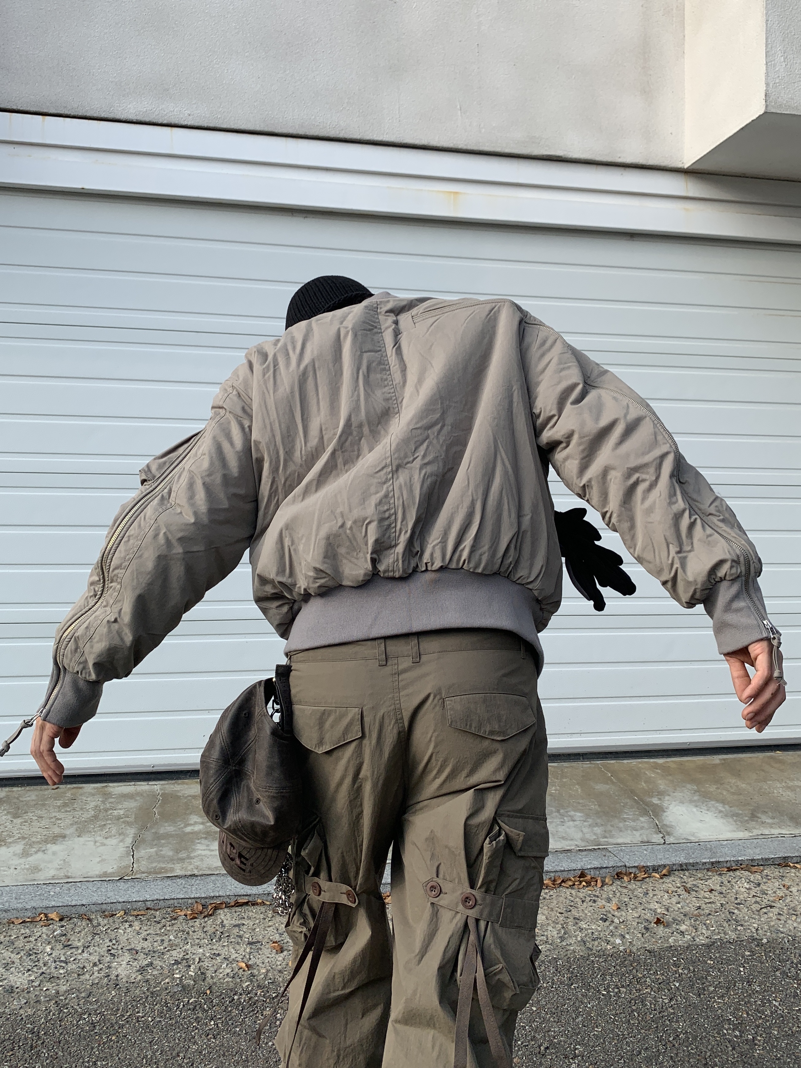 Grailz Multi Zipper Bomber Jacket Taupe, Nike x Martine Rose Shox MR4 Black 착용 스타일 - 4
