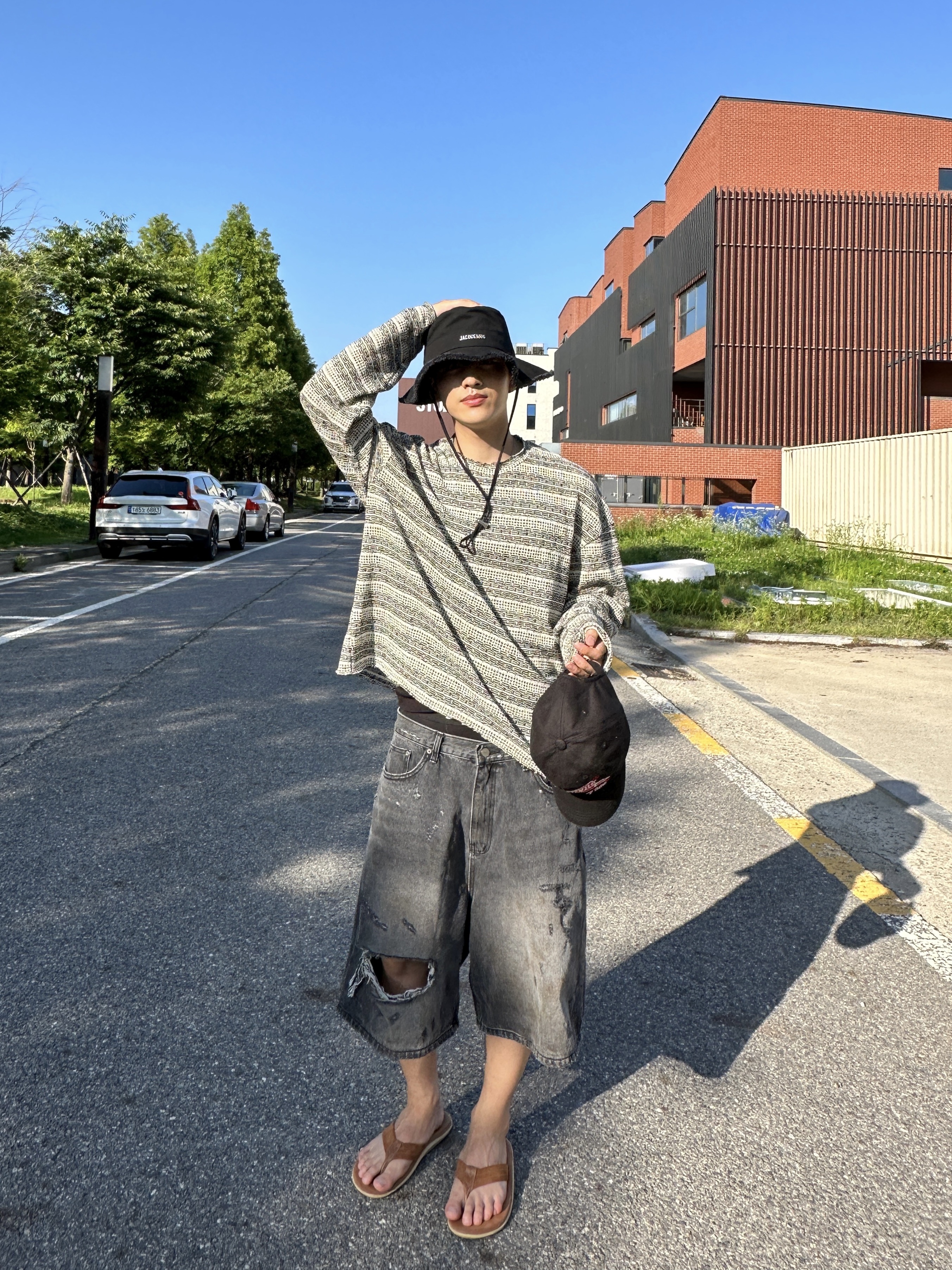 Jacquemus Le Bob Artichaut Bucket Hat Black 착용 스타일 - 4