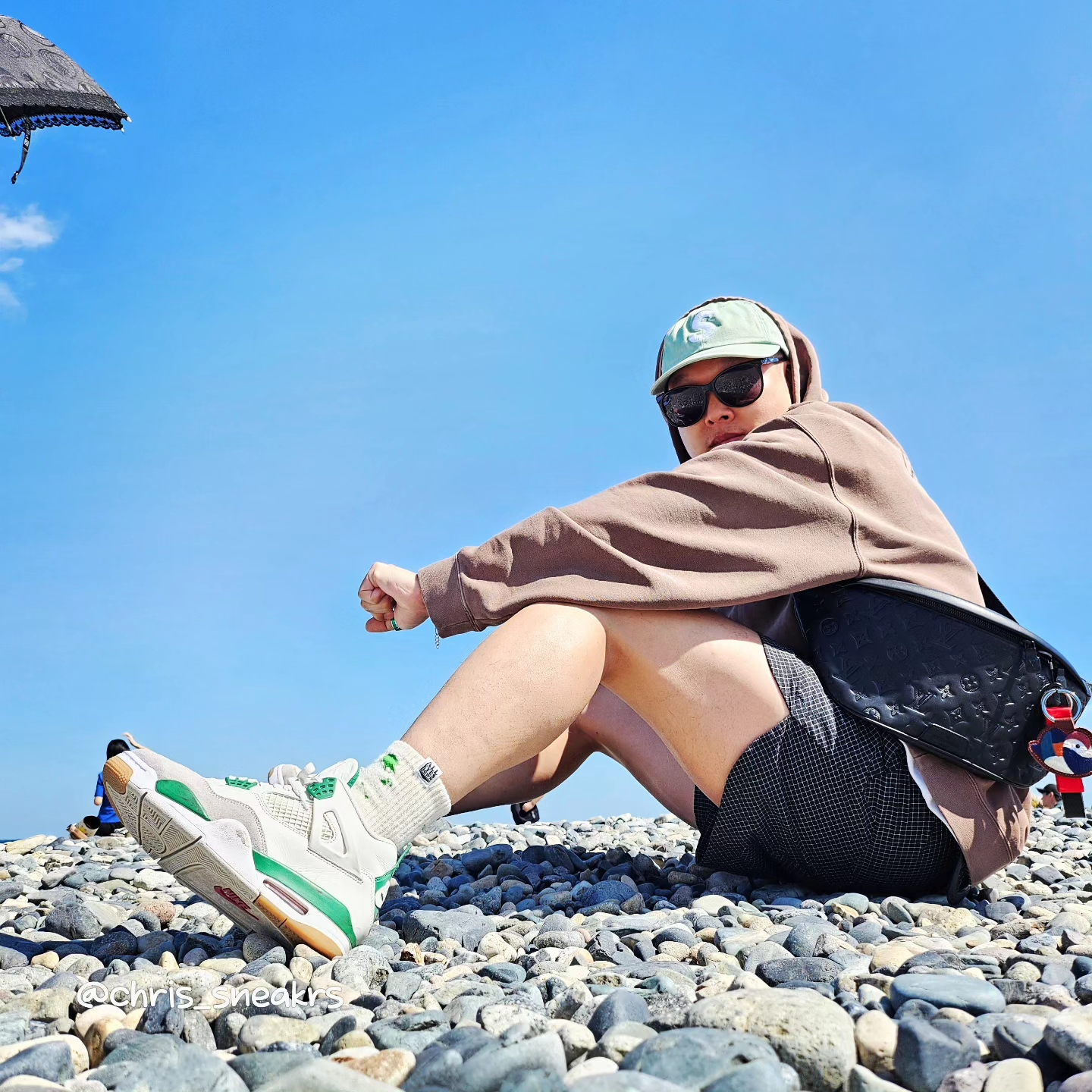 Jordan 4 x Nike SB Retro SP Pine Green, Louis Vuitton Discovery PM Bumbag Monogram Shadow Black 착용 스타일 - 1