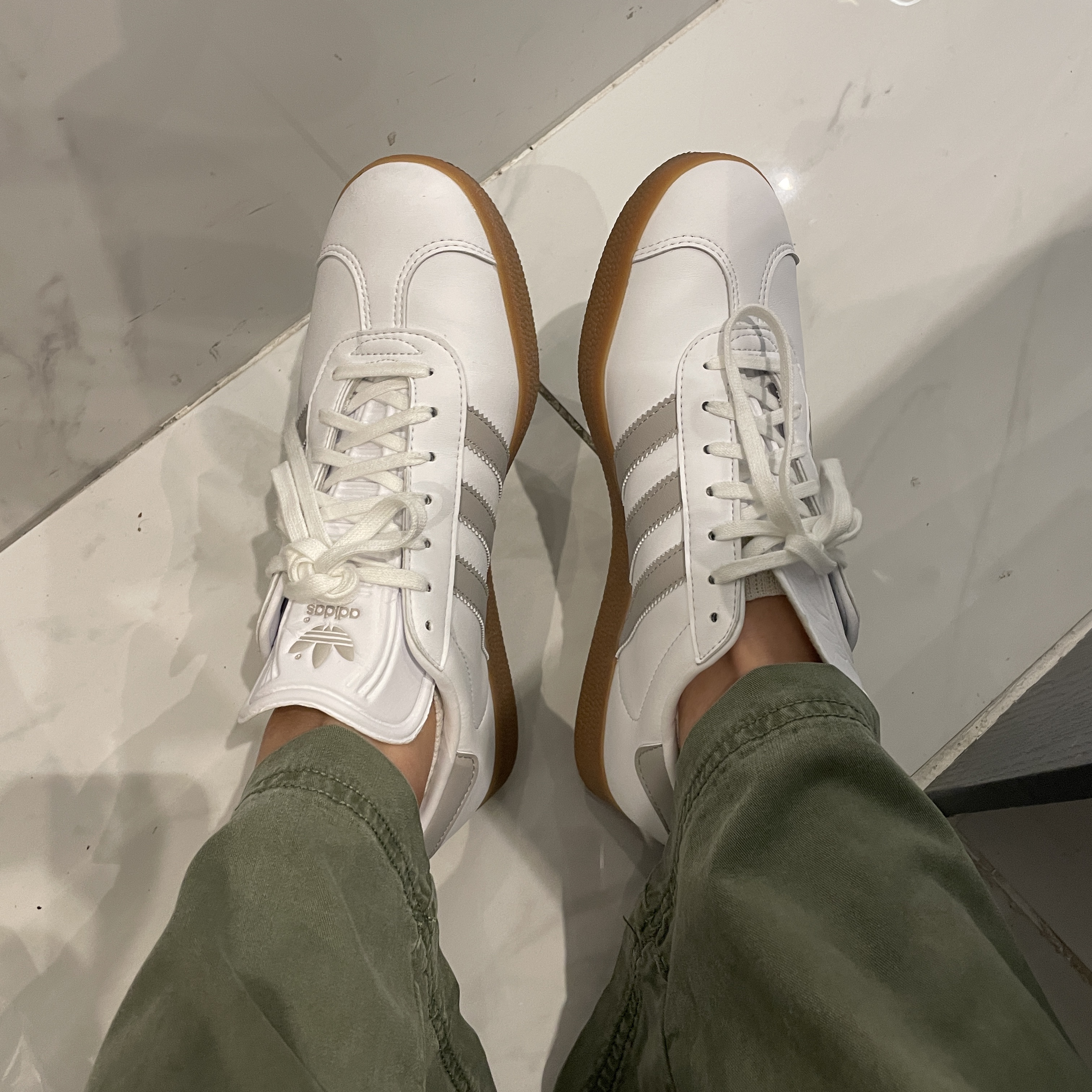 Adidas Gazelle White Grey 착용 스타일