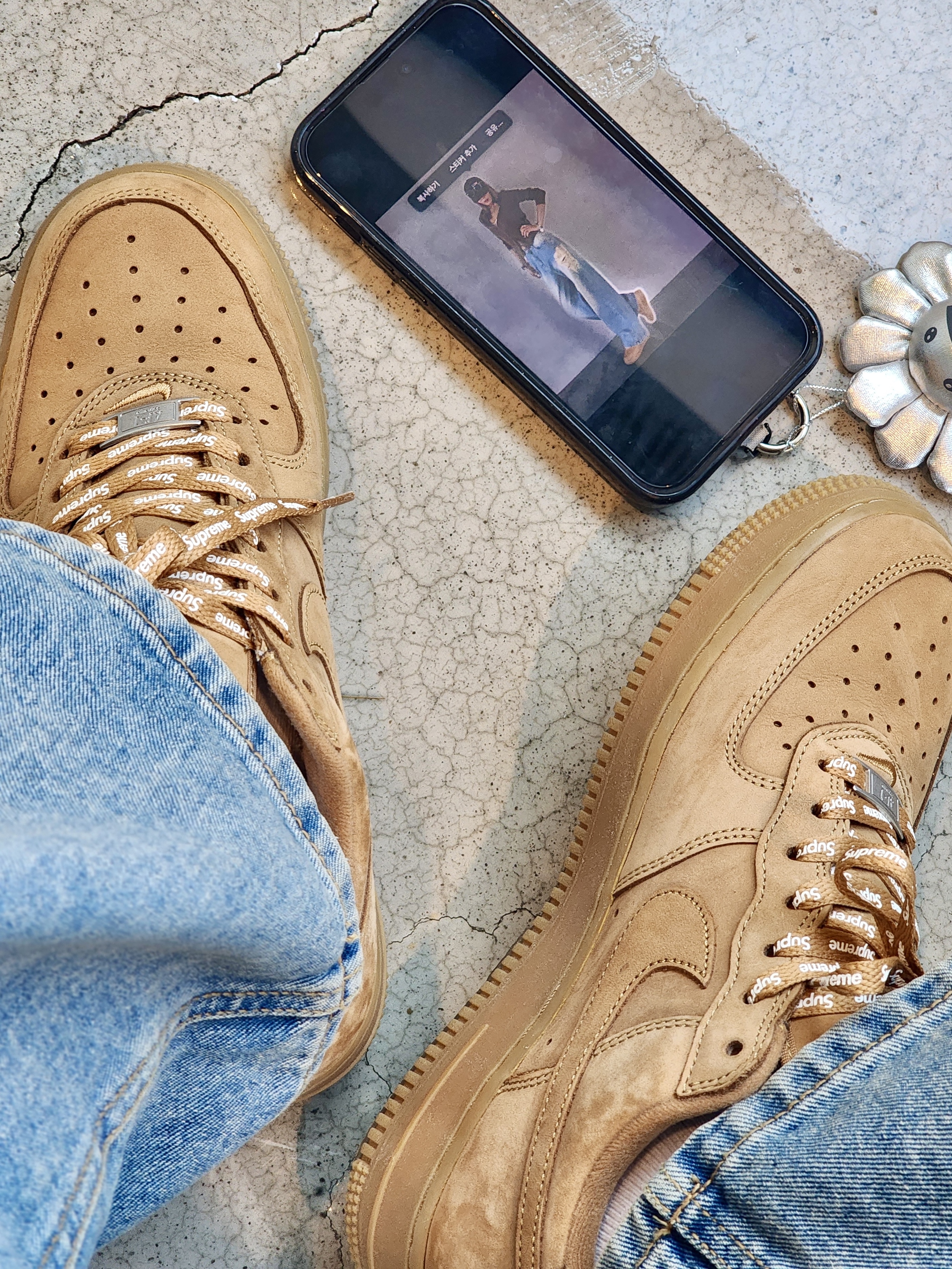Nike x Supreme Air Force 1 Low Flax 착용 스타일 - 4