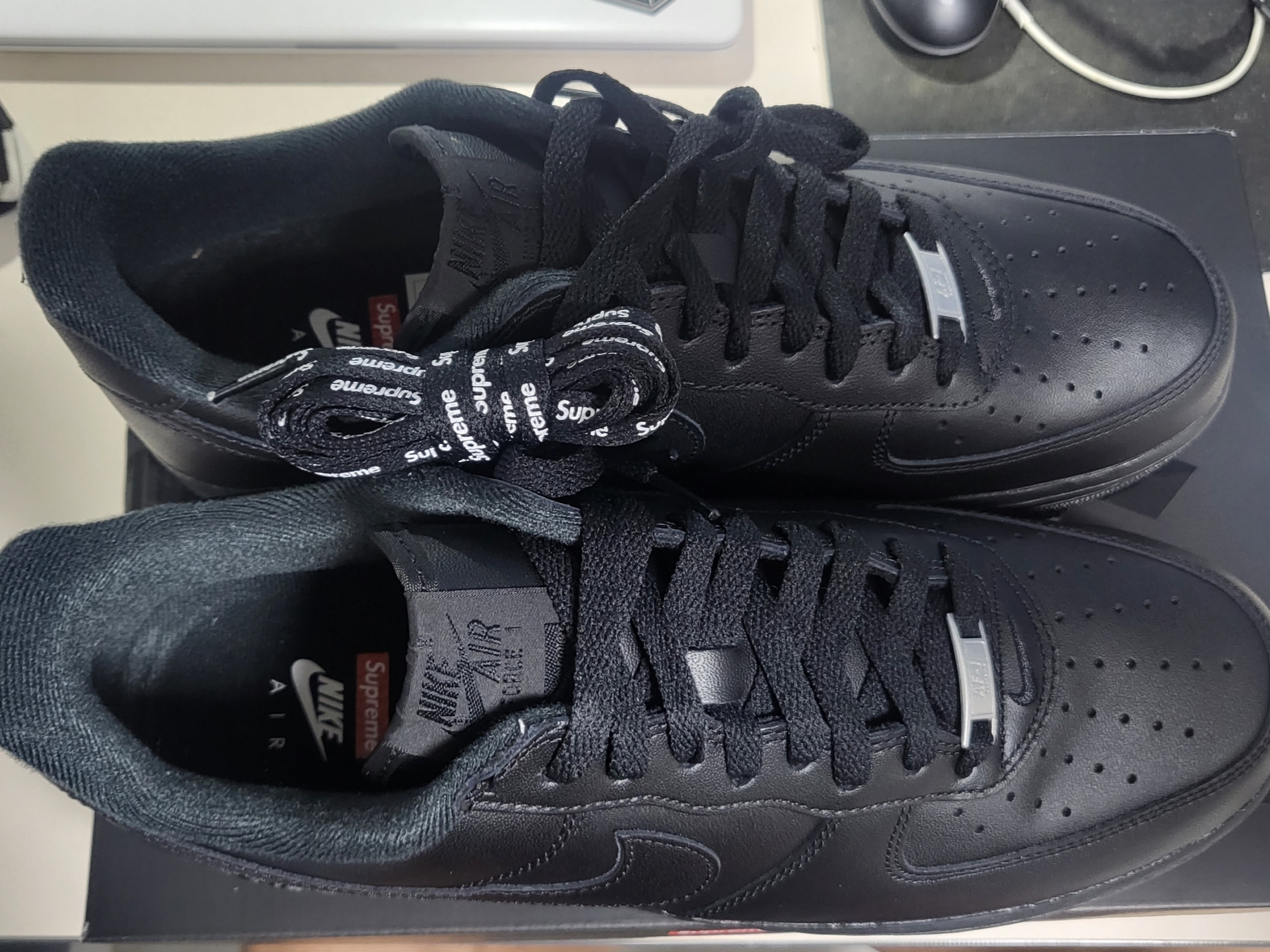 Nike x Supreme Air Force 1 Low Black 착용 스타일 - 2