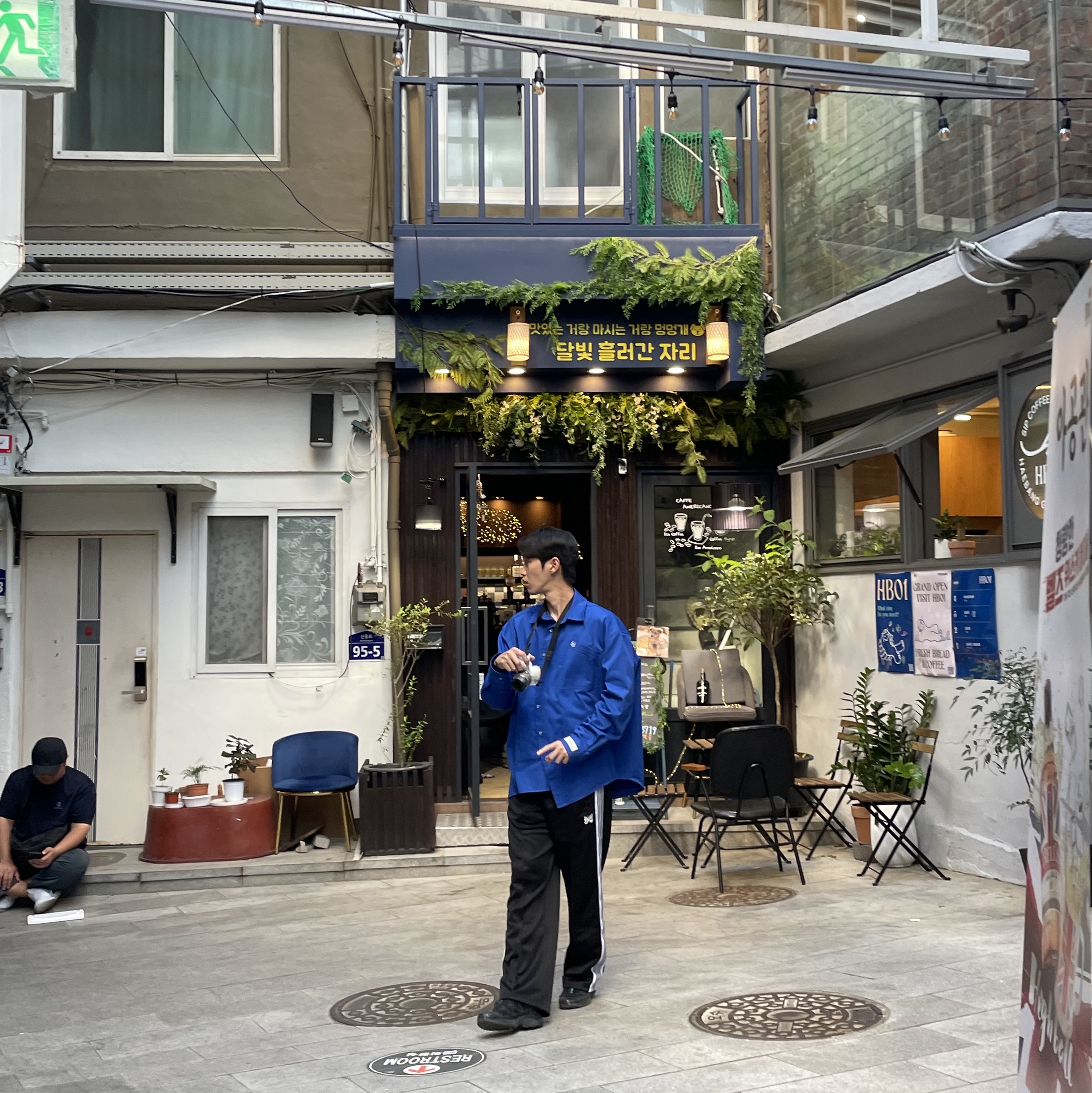Ader Error Speric Logo Shirt Z-Blue, Needles Straight Track Pants Poly Smooth Black 착용 스타일 - 2
