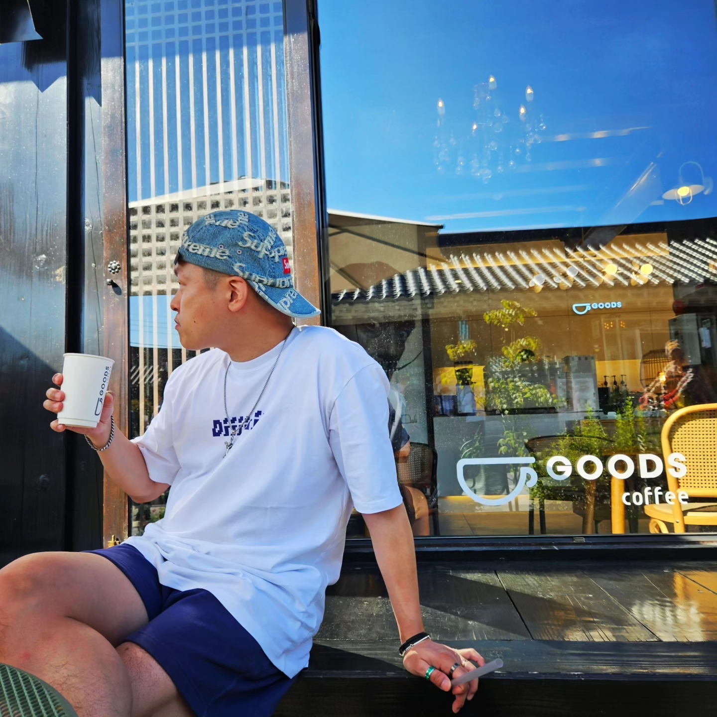 Supreme Frayed Logos Denim Camp Cap Blue - 21SS, Supreme Webbing Keychain Red - 23SS 착용 스타일 - 3