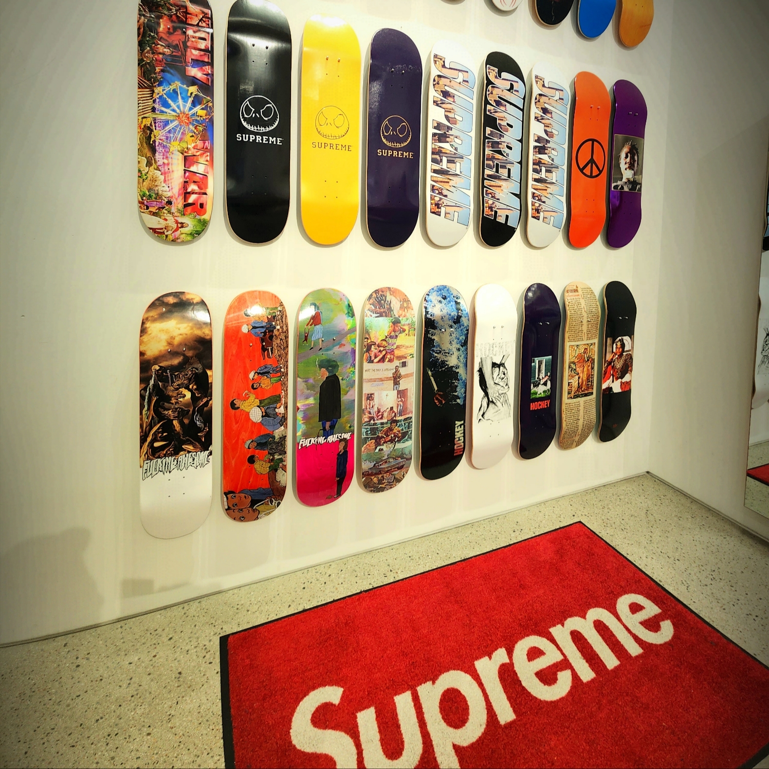 Supreme Tote Bag Blue - 23FW, Supreme Small Cinch Pouch Red - 23FW 착용 스타일 - 2
